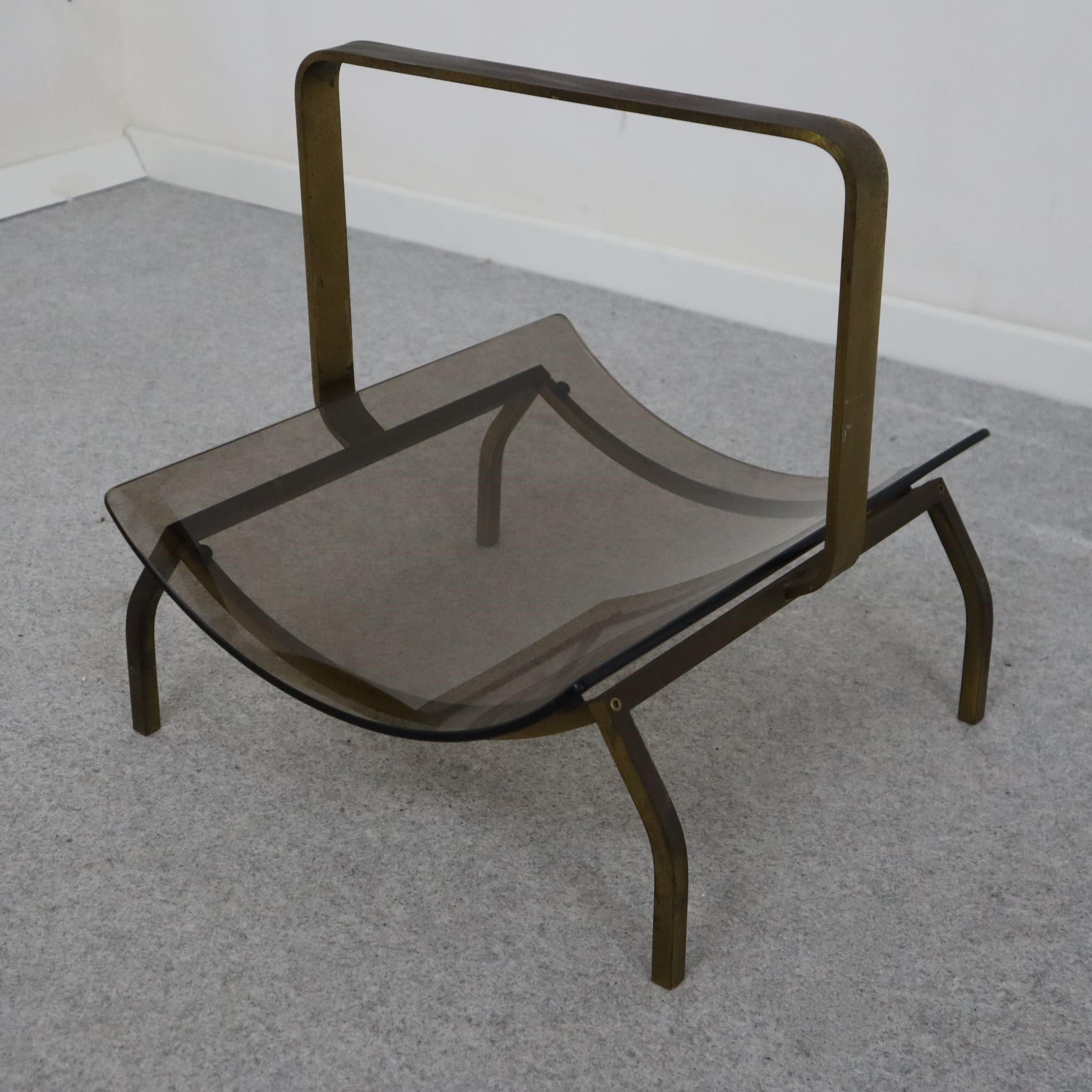Porte-revues en laiton et verre de Fontana Arte, Italie, milieu du siècle dernier, années 1960
Améliorez votre intérieur avec cet élégant porte-revues vintage de Fontana Arte, un mélange parfait de style et de fonctionnalité des années 1960.