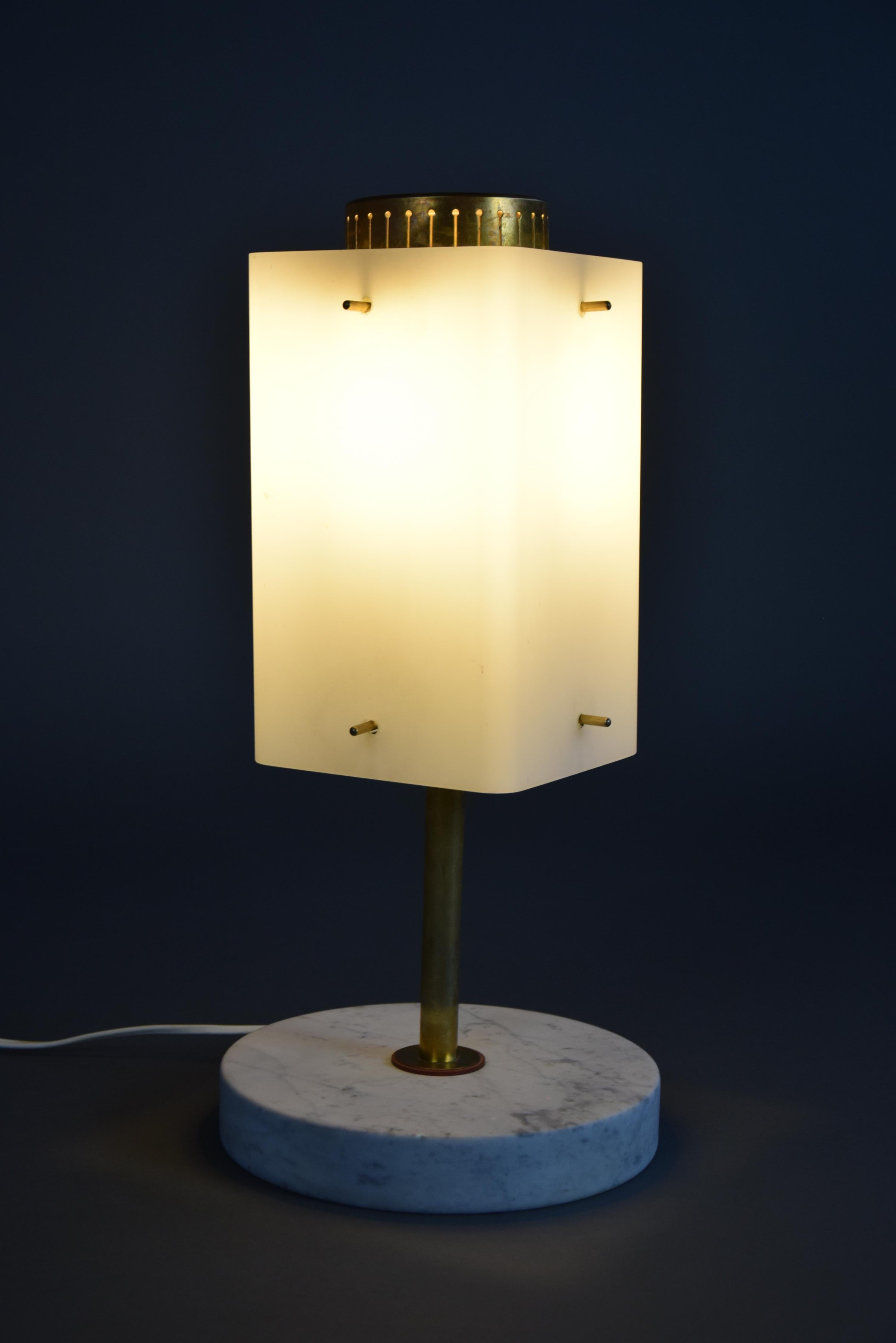 Italian Mid-Century Modern Brass, Opaline Glass and Carrera Marble Table Lamp For Sale 7