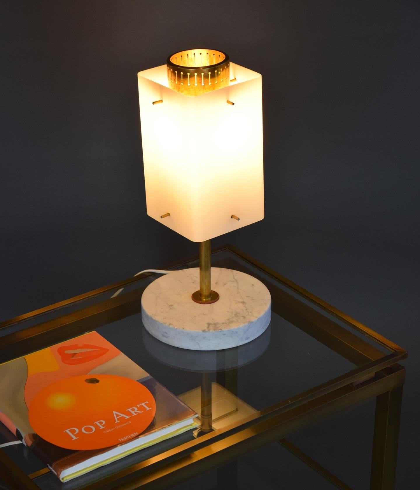 Italian Mid-Century Modern Brass, Opaline Glass and Carrera Marble Table Lamp For Sale 8