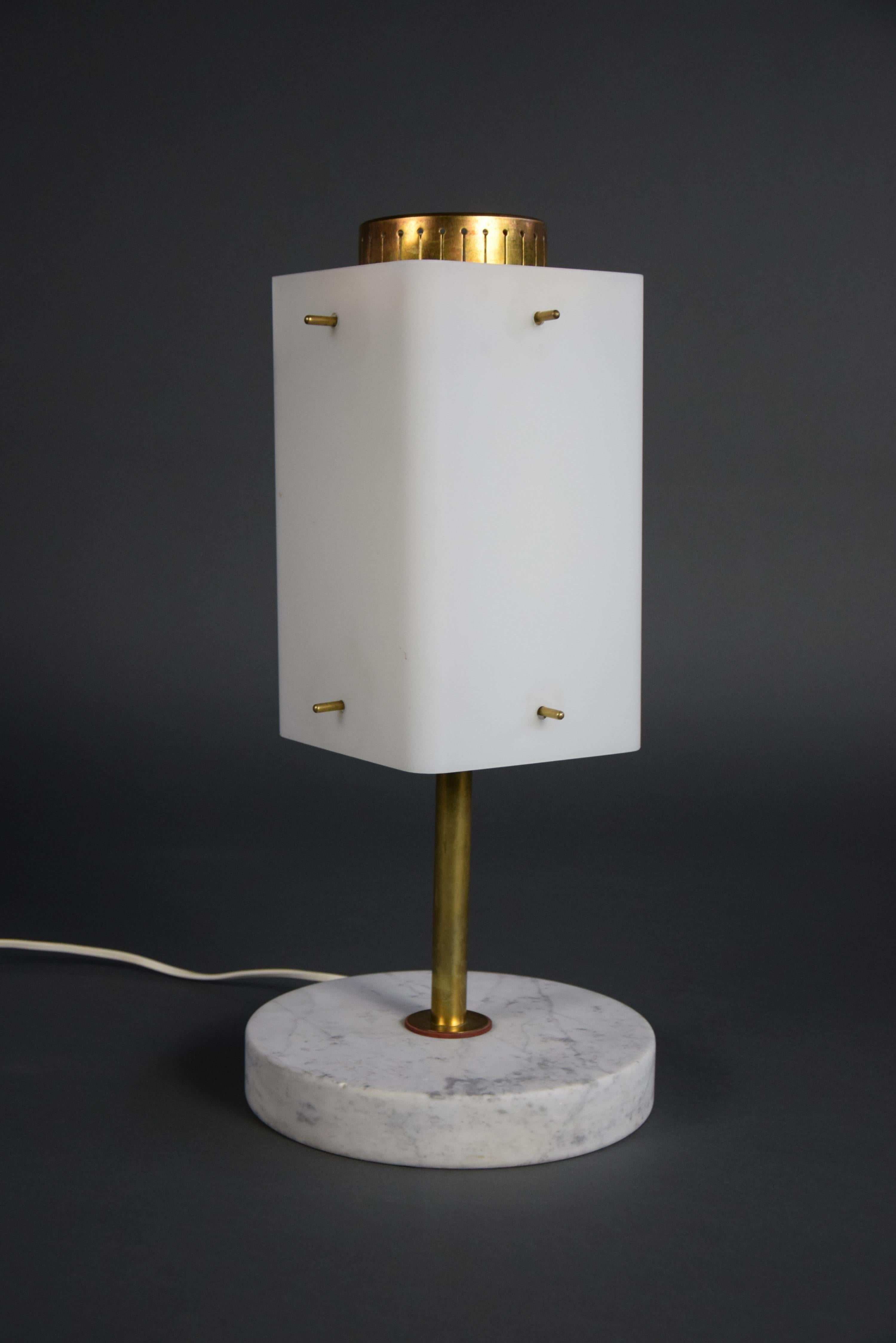 Italian Mid-Century Modern Brass, Opaline Glass and Carrera Marble Table Lamp In Good Condition For Sale In Weesp, NL