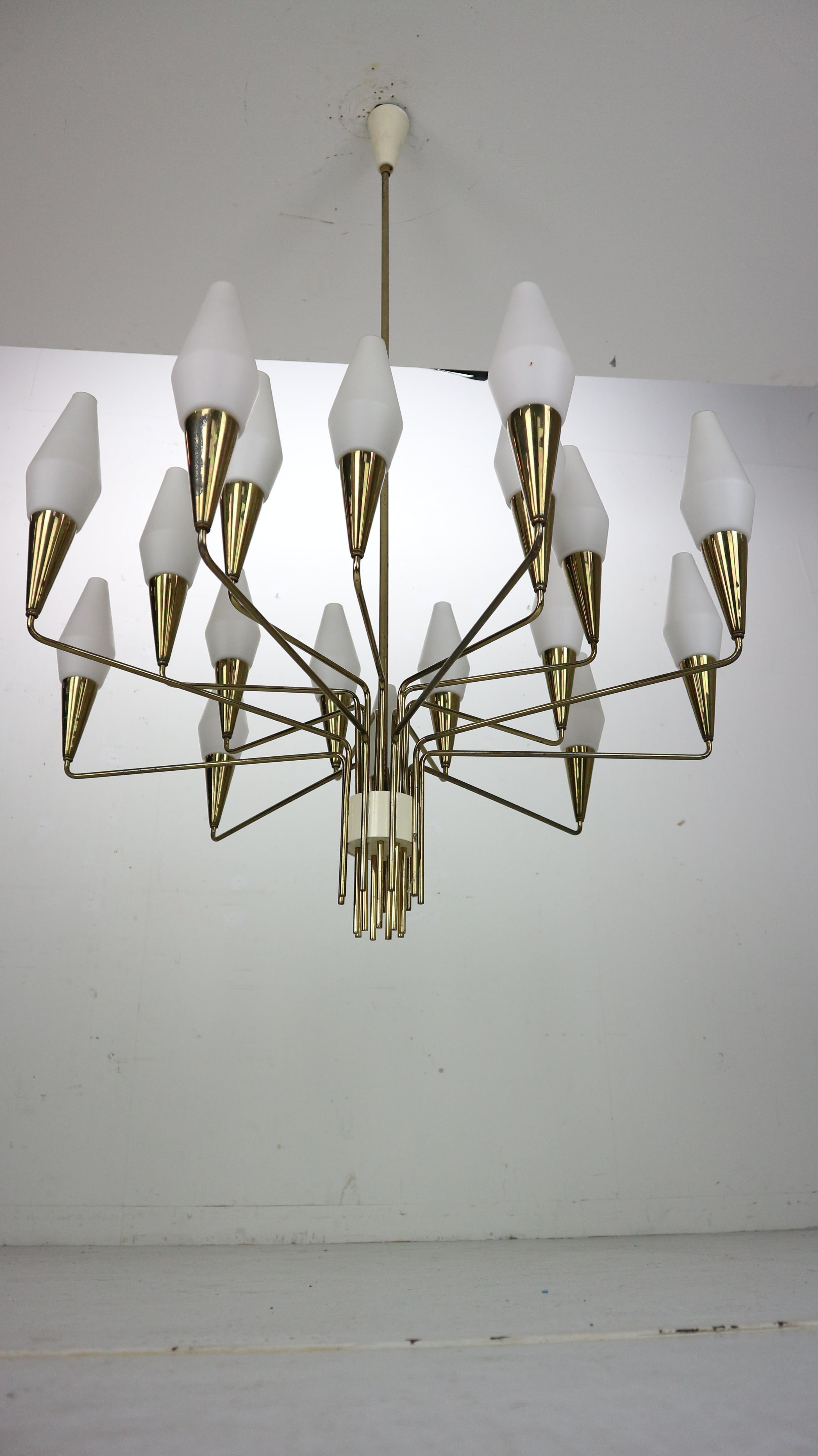Italian Mid-Century Modern Brass and Opaline Glass Chandelier Extra Large, 1960 In Good Condition In The Hague, NL