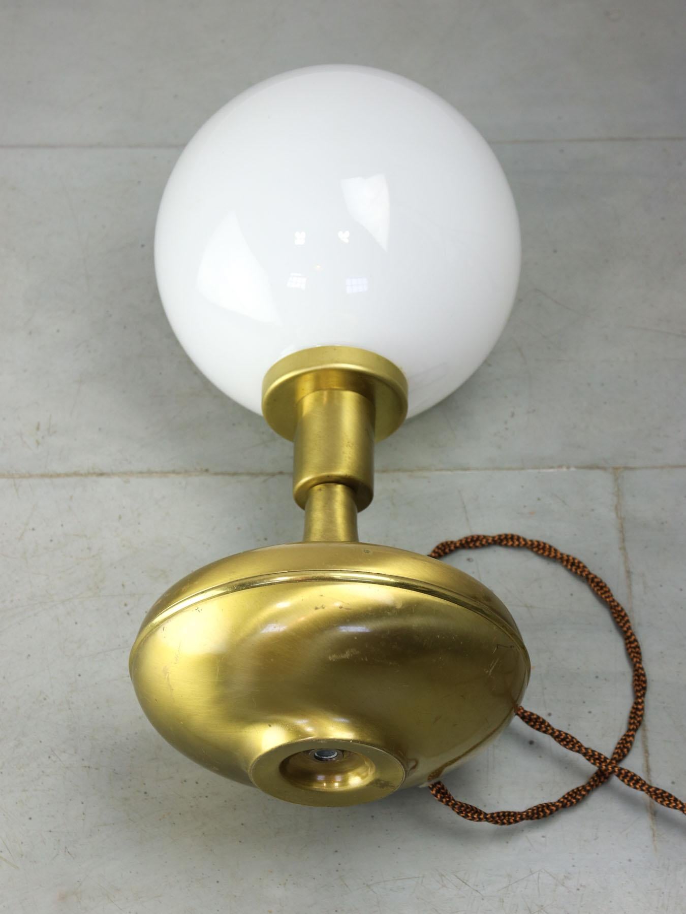 Italian Mid-Century Modern Brass & Opaline Glass Table Lamp For Sale 6