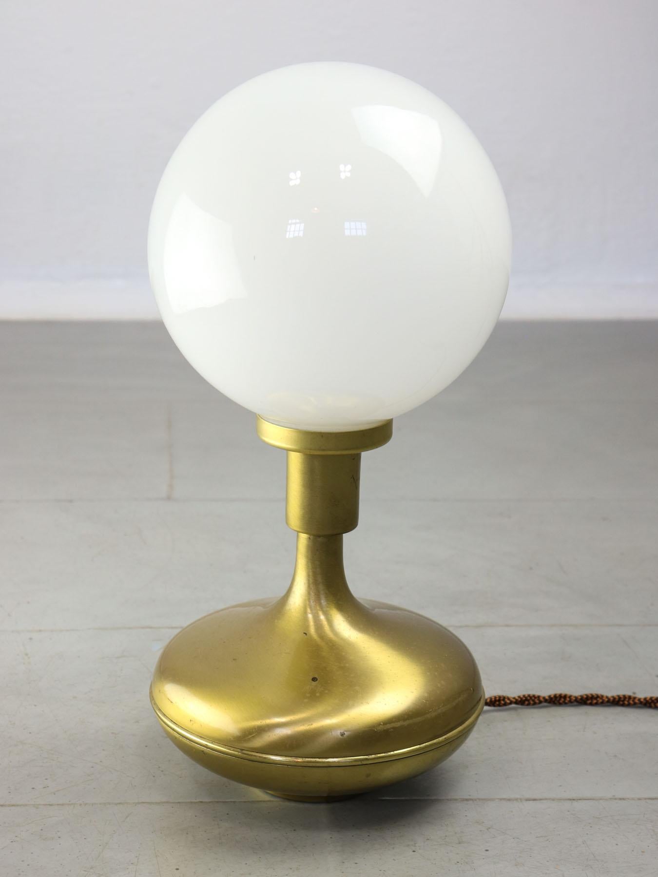 Italian Mid-Century Modern Brass & Opaline Glass Table Lamp In Good Condition For Sale In Ljubljana, SI