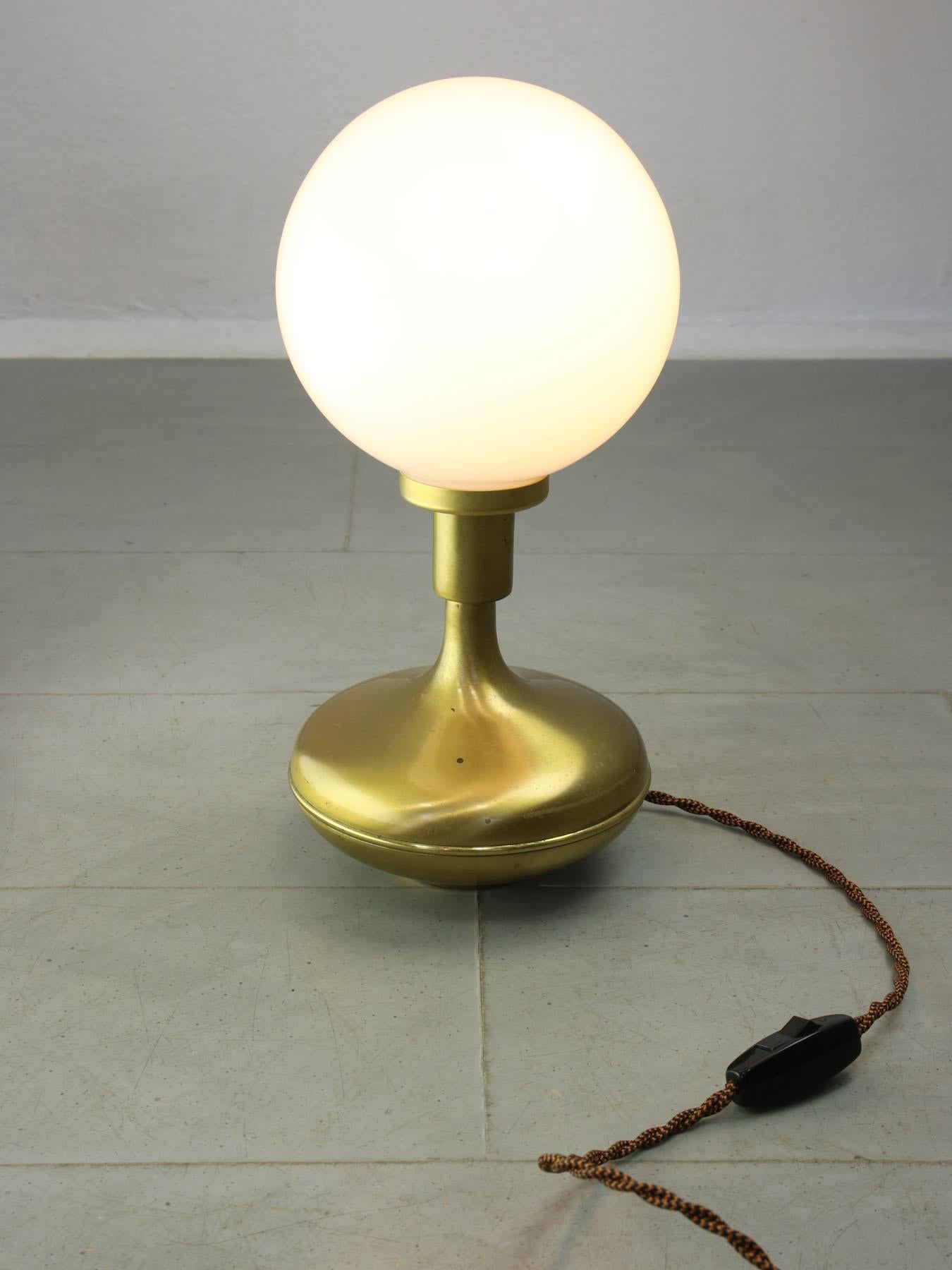 Italian Mid-Century Modern Brass & Opaline Glass Table Lamp For Sale 1
