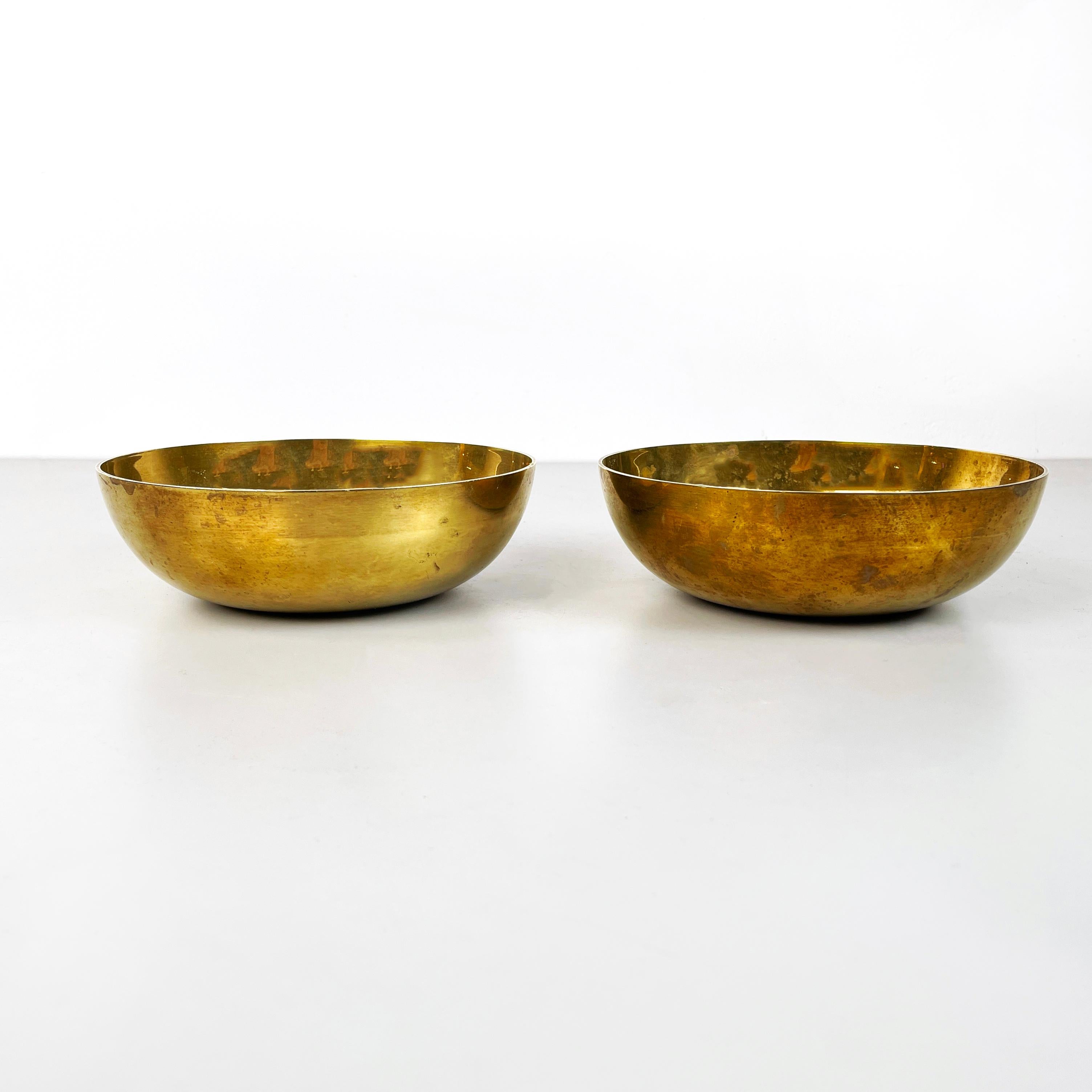 Italian mid-century modern Brass round decorative bowl or pocket emptier, 1950s
Pair of bowls with round brass base. The cups, which have the same dimensions, can be used both as a table service for aperitifs and as a pocket emptier.
1950s.
Vintage