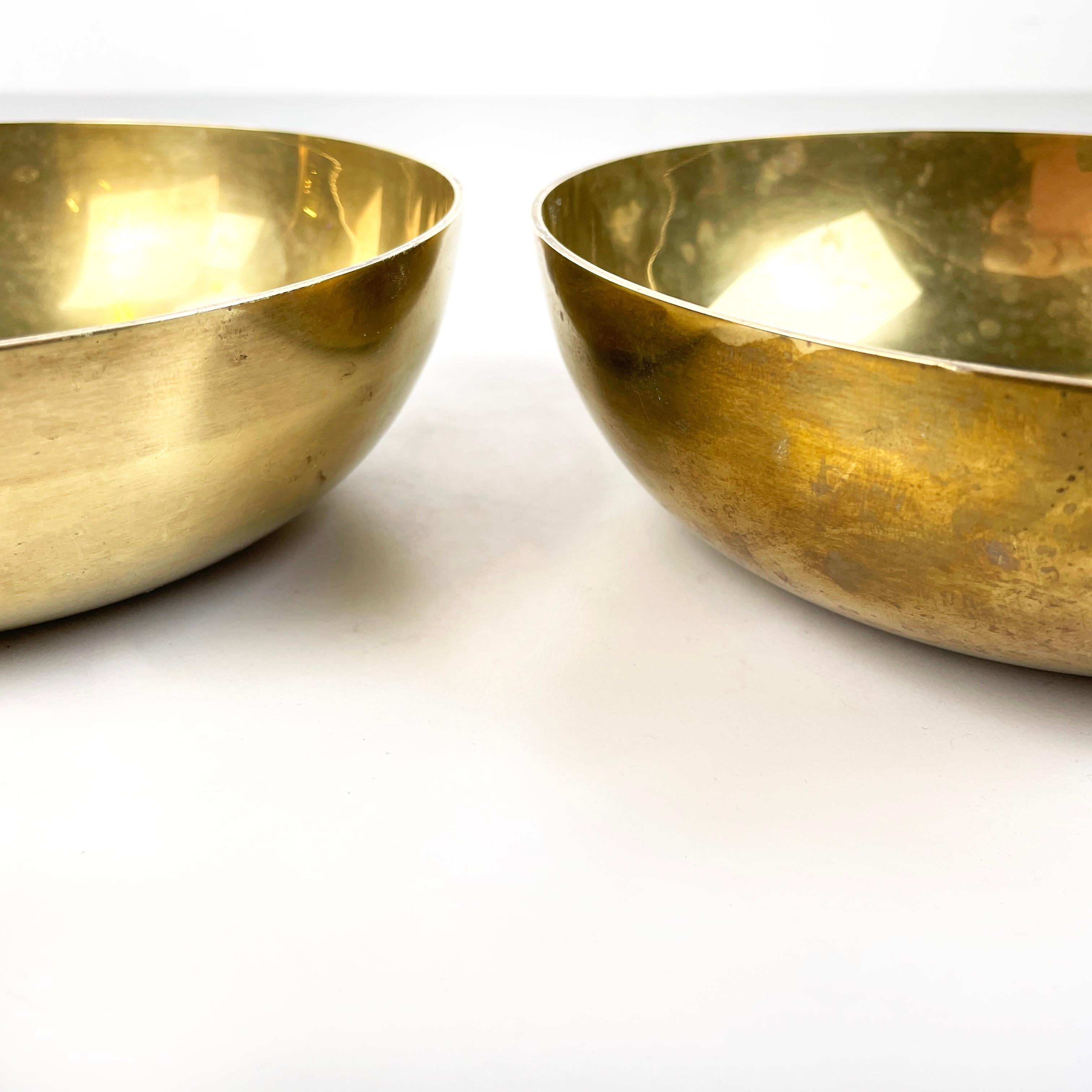 Italian mid-century modern Brass round bowl or pocket emptier, 1950s In Fair Condition For Sale In MIlano, IT