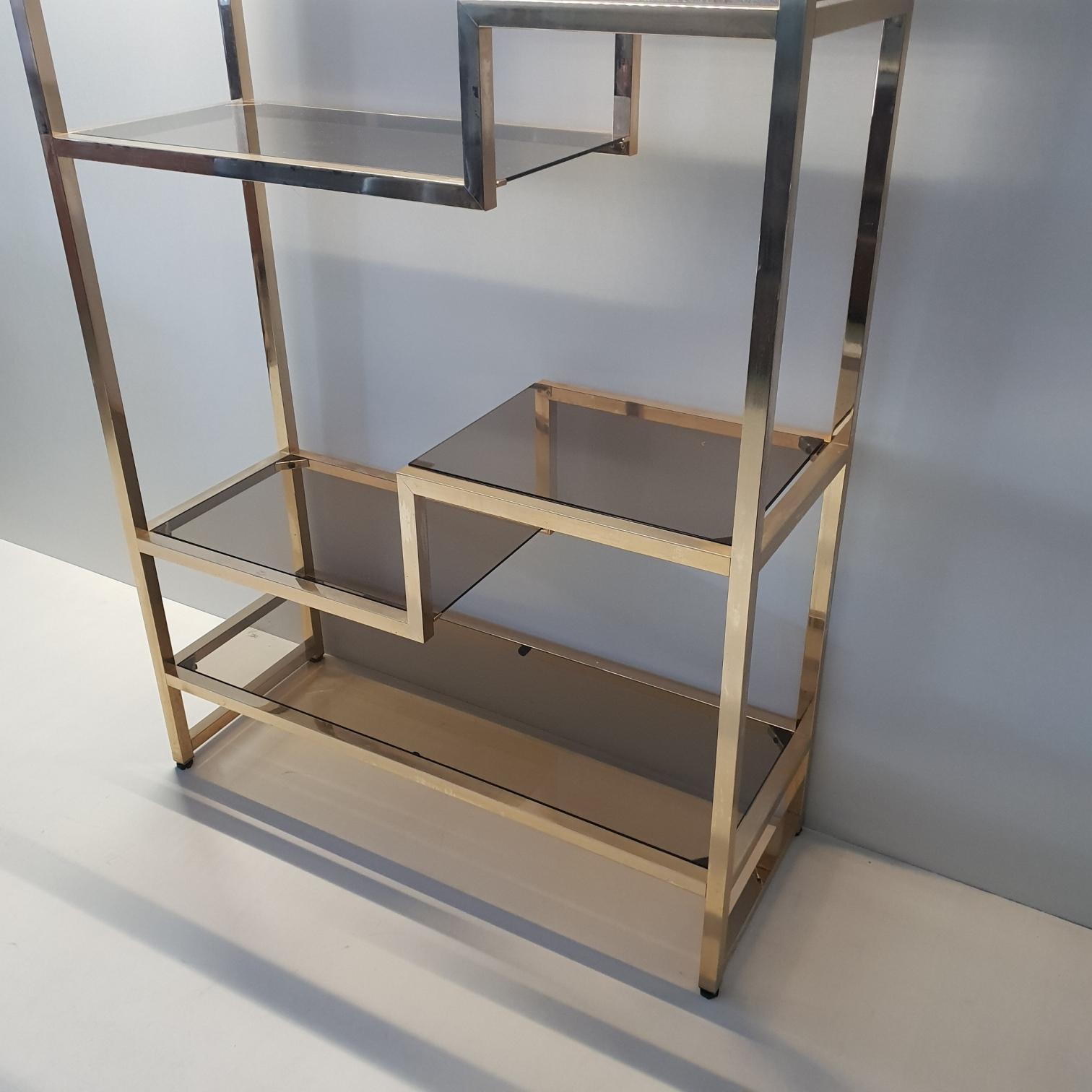 Italian Mid-Century Modern Brass Shelving Unit Etagère with Smoked Glass, 1970s In Fair Condition In Valkenswaard, NL