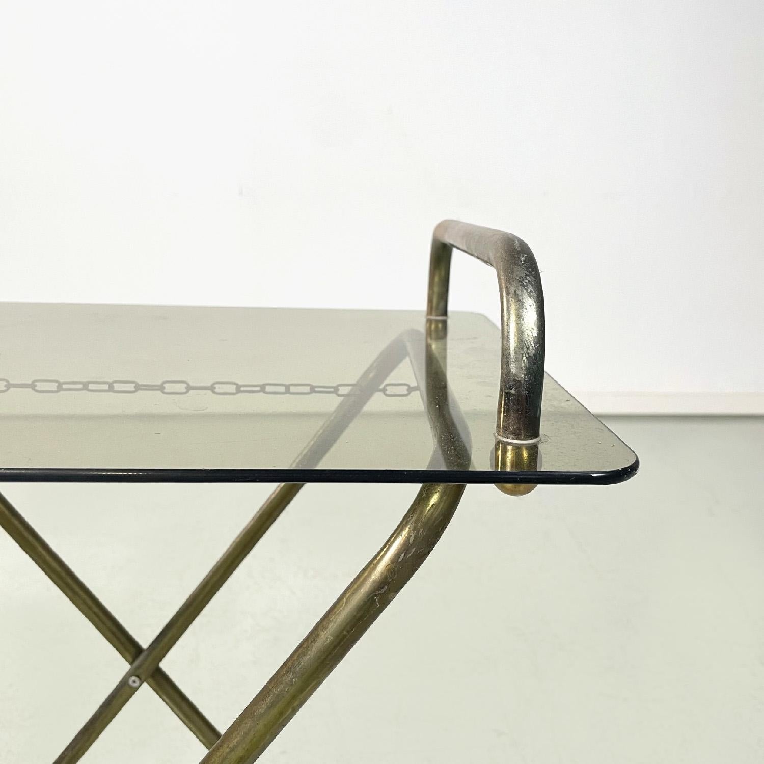 Laiton Table de service italienne moderne du milieu du siècle dernier, structure en laiton et plateau en cristal, années 1960 en vente