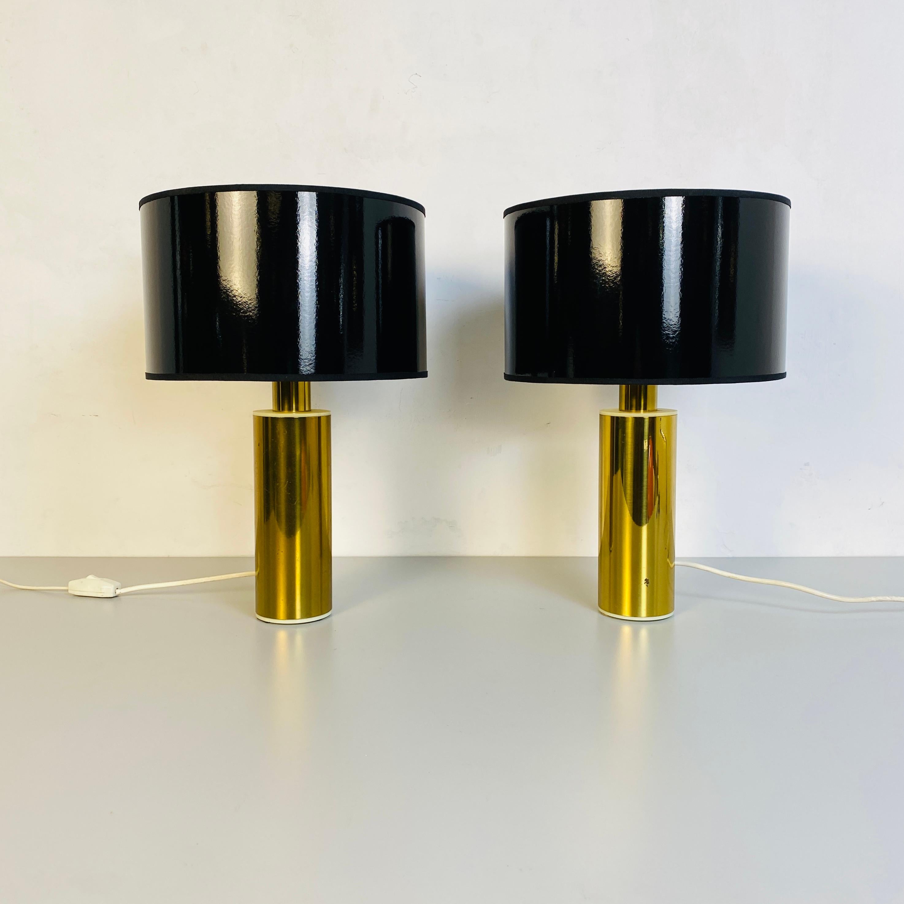 Pair of brass table lamps with cylindrical lampshade, 1970s
Pair of table lamps with a cylindrical base in brass and cylindrical lampshade in golden plastic on the inside and glossy black on the outside, 1970s

Good condition, in patina with new