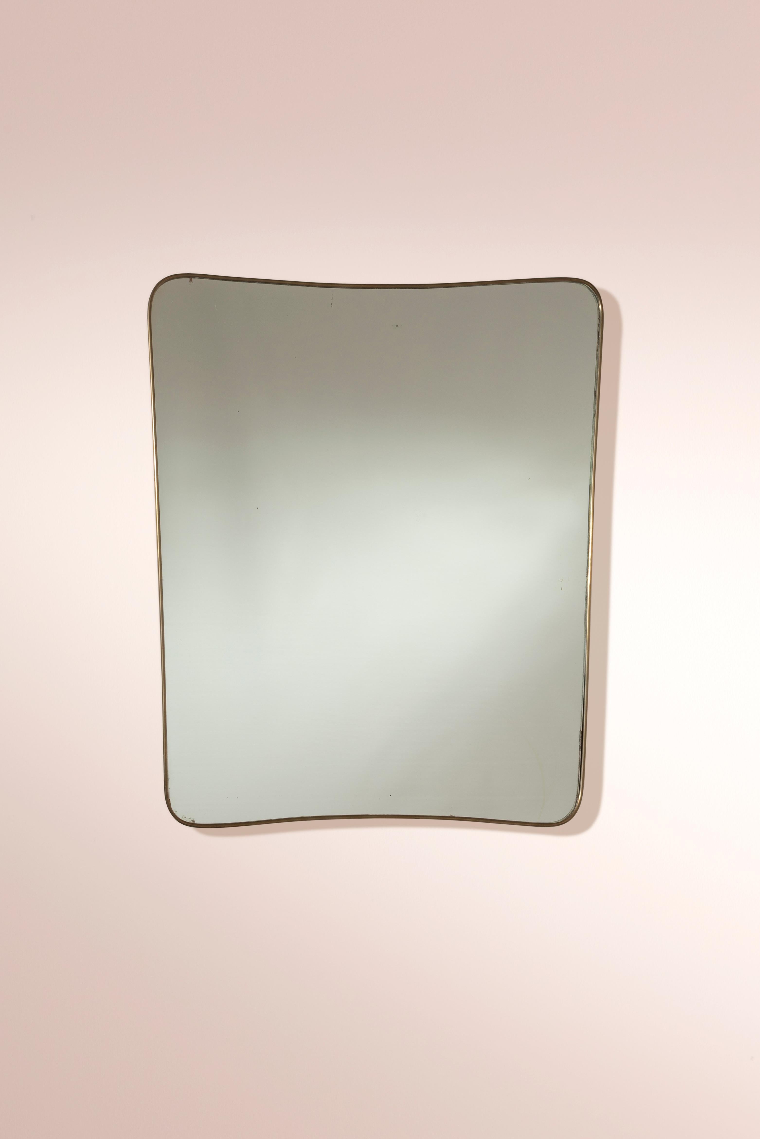 A substantial Italian brass wall mirror, hailing from the 1950s, epitomizes an elegant fusion of form and function with its simplistic yet refined design.

Crafted with precision, this Italian brass mirror exemplifies exceptional vintage