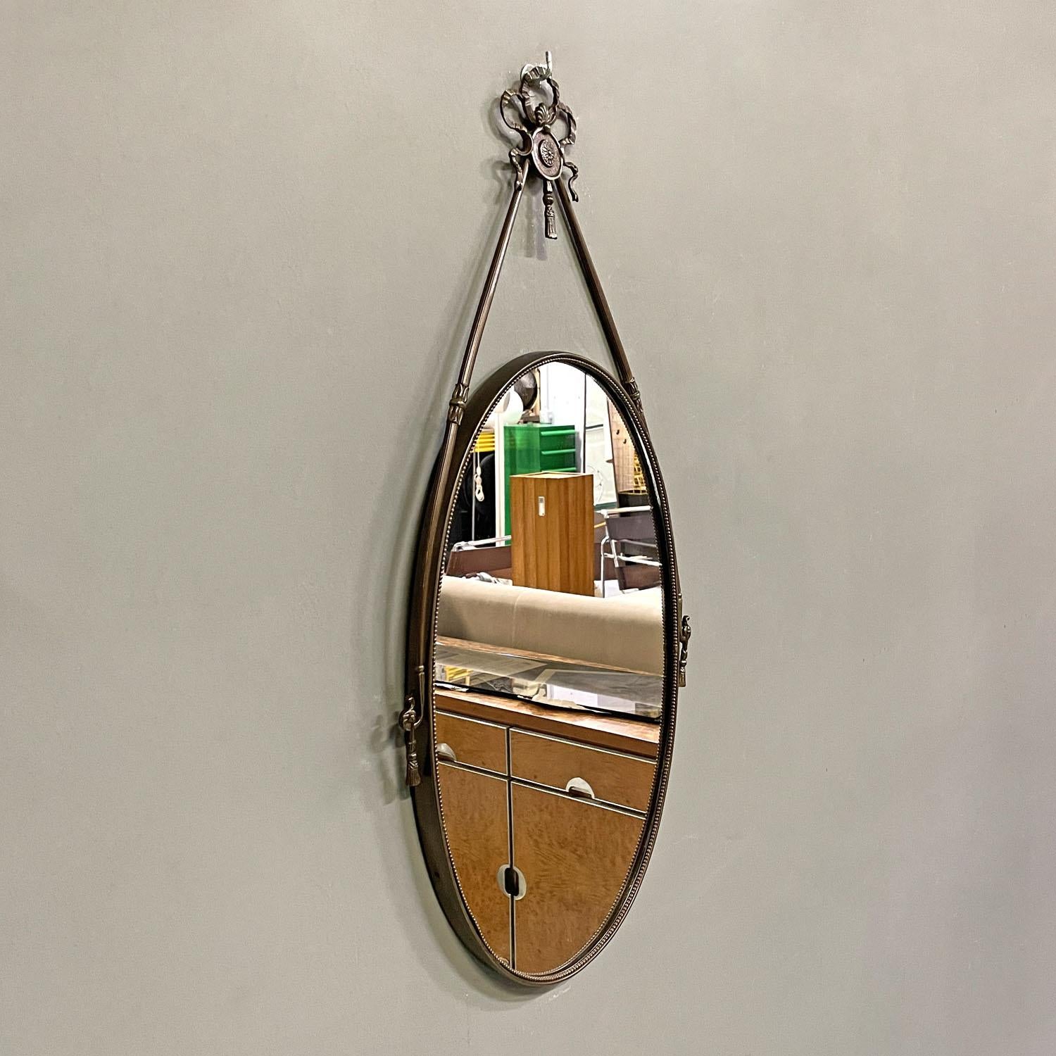 Italian mid-century modern brass wall mirror with ribbon and decorations, 1950s In Good Condition In MIlano, IT
