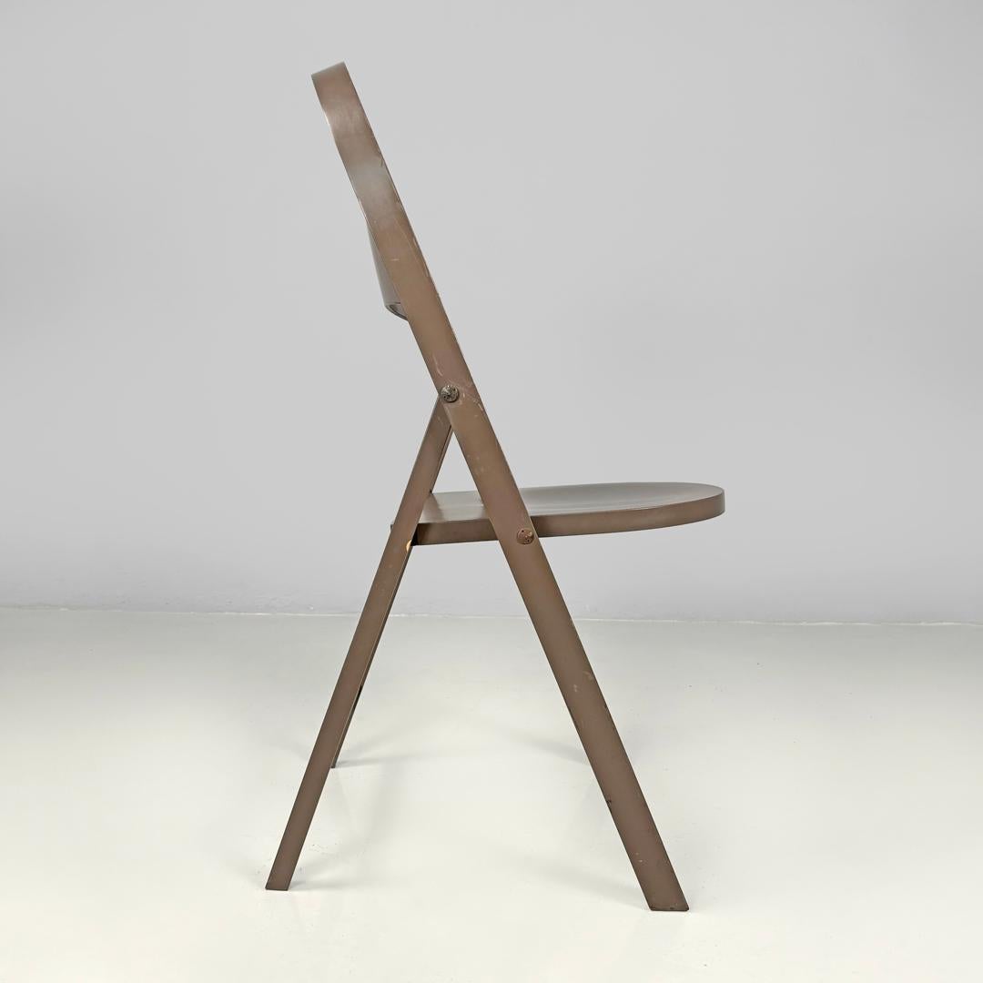 Italian mid-century modern brown folding chair Tric Castiglioni Bonacina, 1960s
Folding chair mod. Tric entirely in dove-brown painted wood. The seat and backrest are rounded. The legs are rectangular in section.
Produced in 1960s by Bonacina and