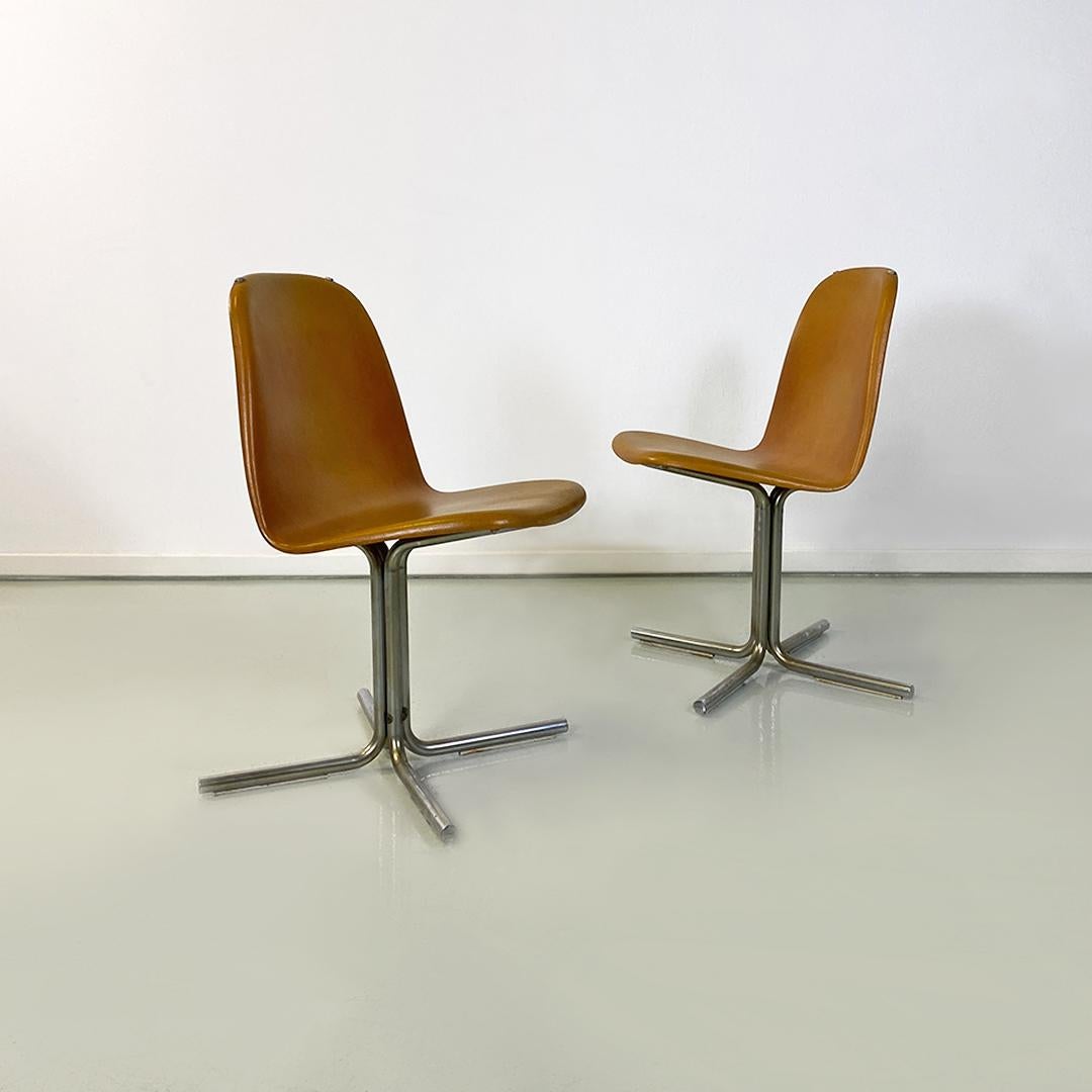 Italian mid century modern brown leather and steel chairs, 1960s
Pair of chairs with curved resin shell, upholstered in original brown leather of the time, base made up of four spokes in chromed tubular steel, which support the seat. Rear part of