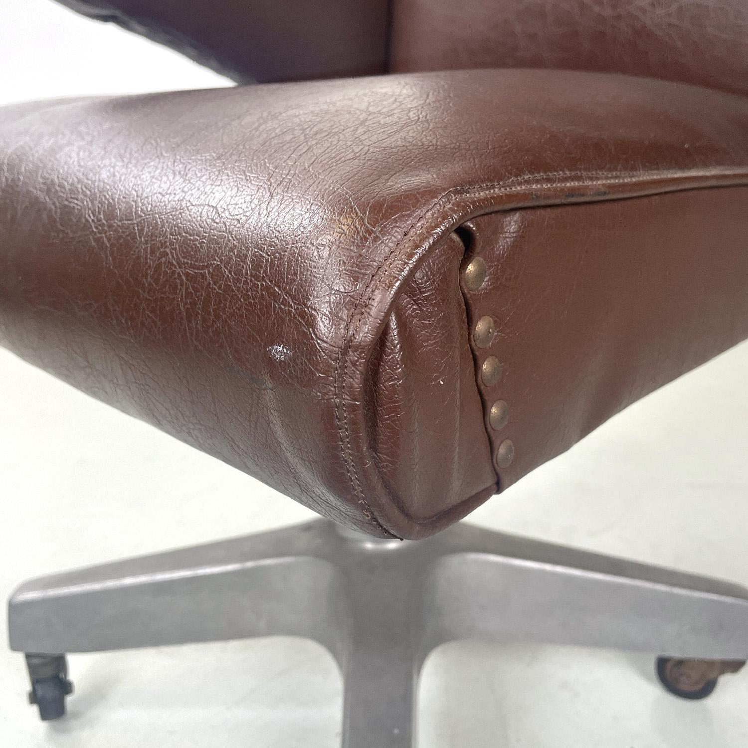 Italian mid-century modern brown leather swivel armchair with brass studs, 1950s For Sale 5