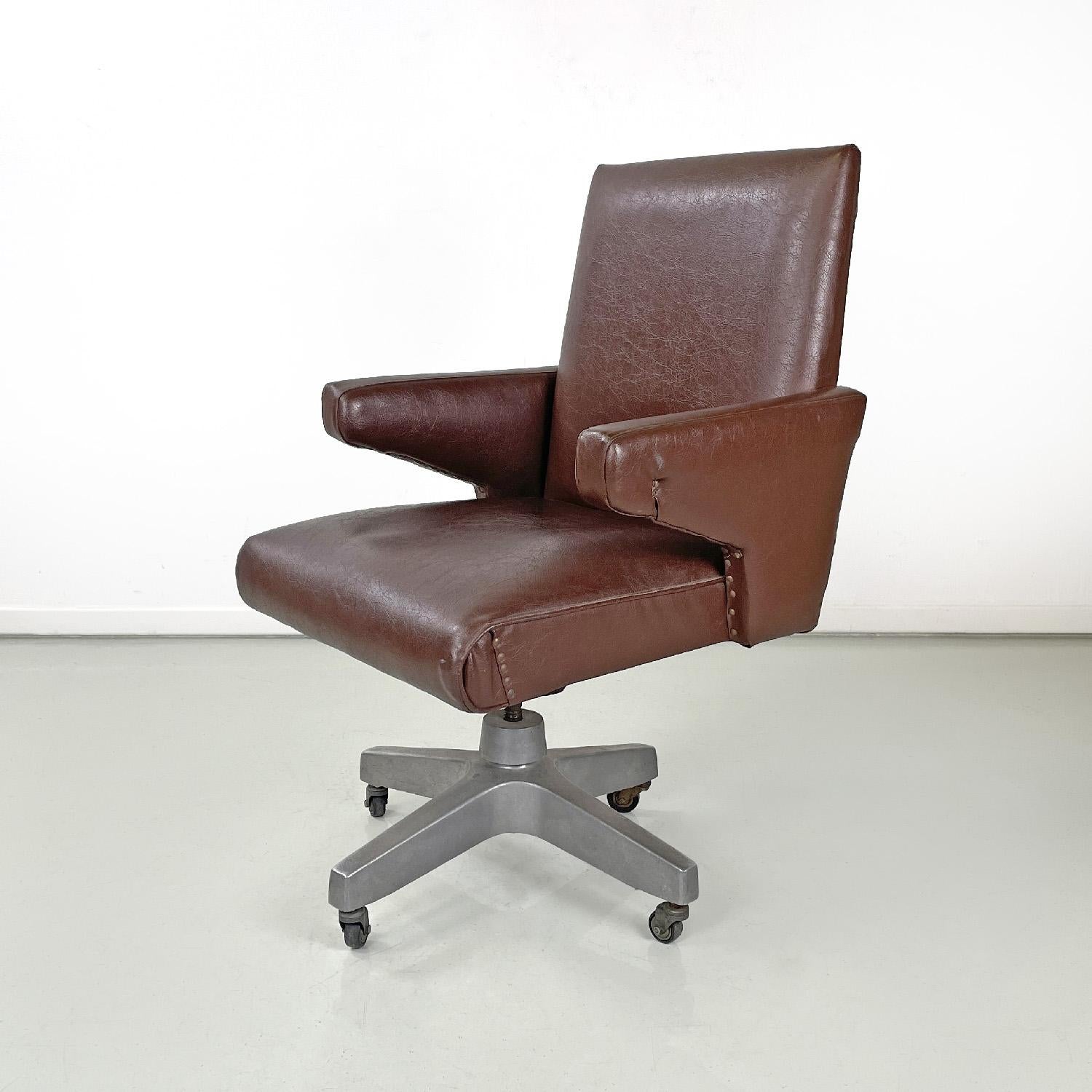 Italian mid-century modern brown leather swivel armchair with brass studs, 1950s
Brown leather swivel chair. The seat and backrest are rectangular and the armrests are squared with a geometric shape, with two decorative studs in the shape of a