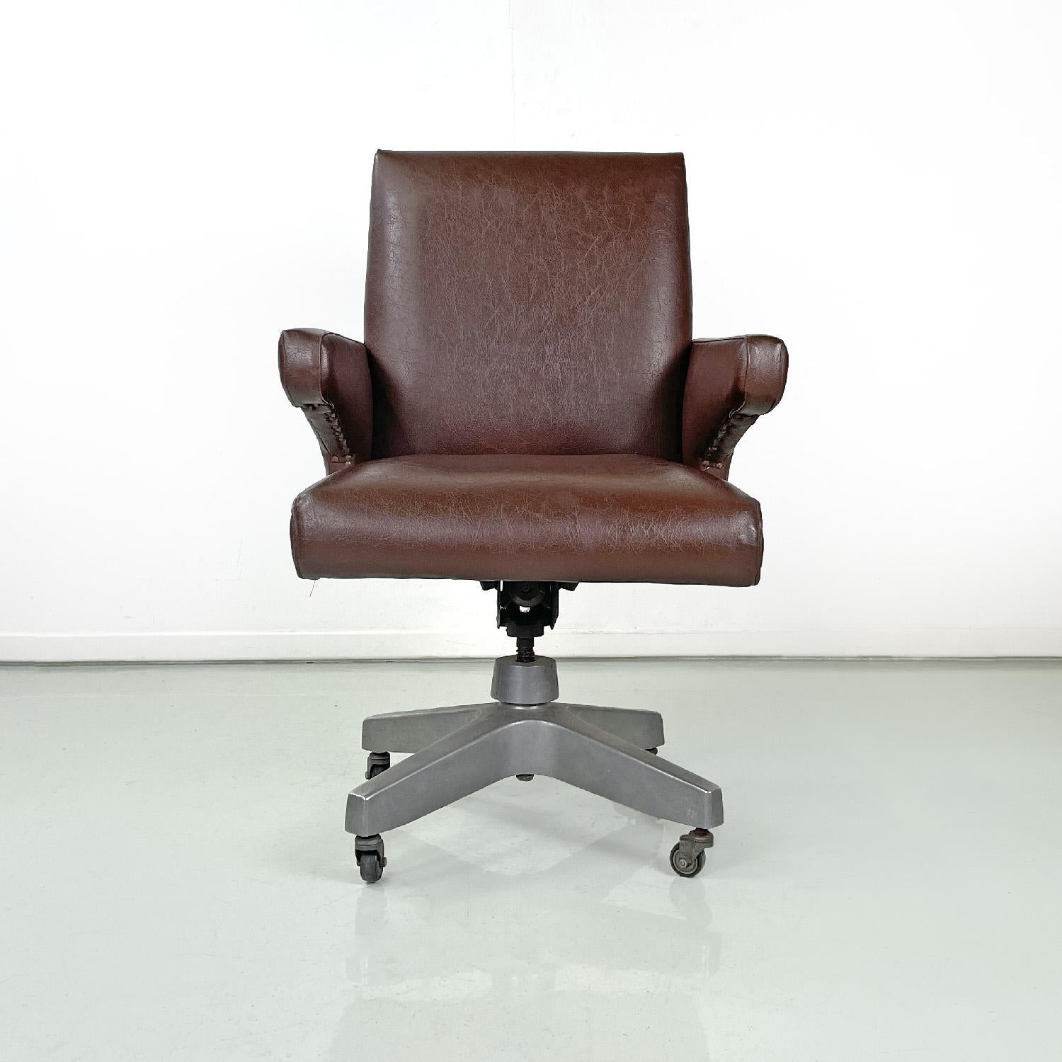 Italian mid-century modern brown leather swivel armchair with brass studs, 1950s In Good Condition For Sale In MIlano, IT