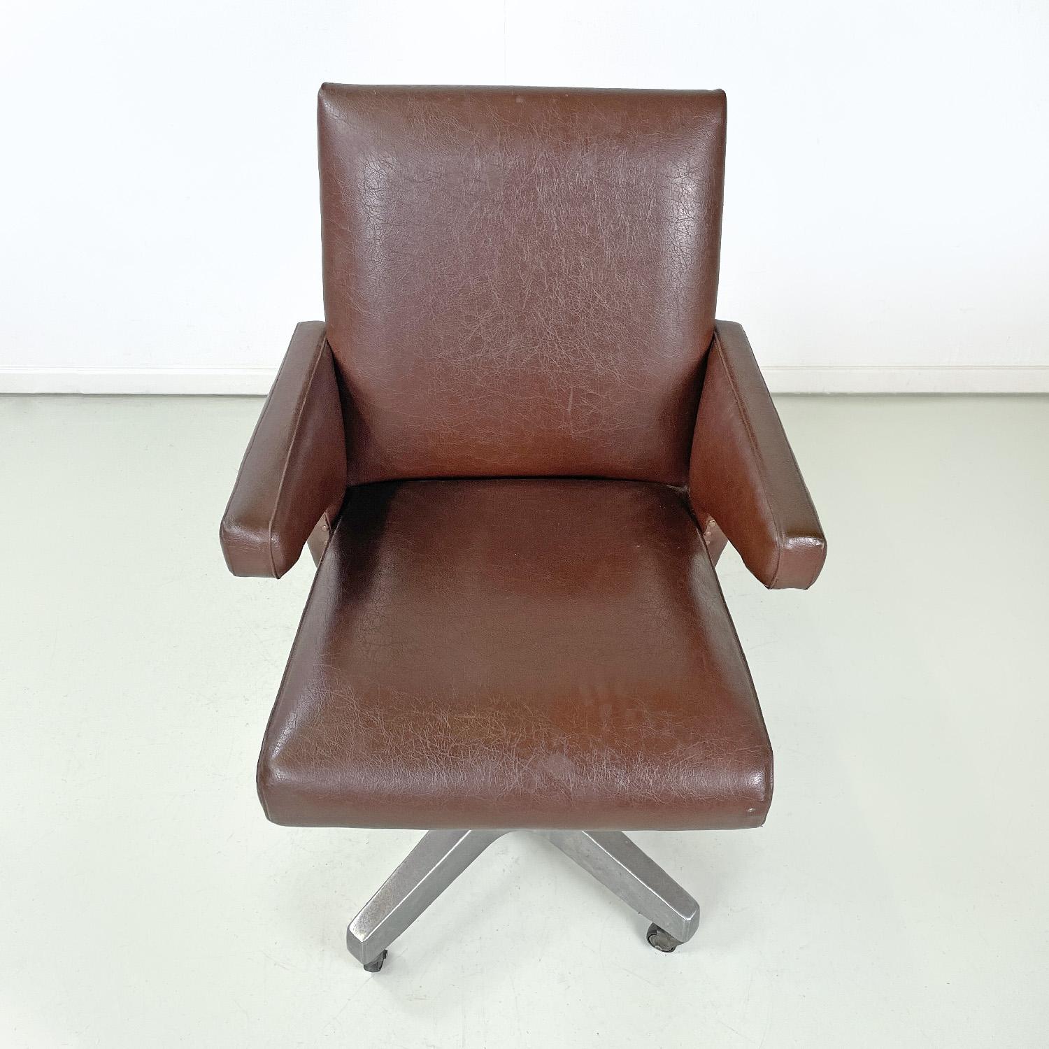 Metal Italian mid-century modern brown leather swivel armchair with brass studs, 1950s For Sale