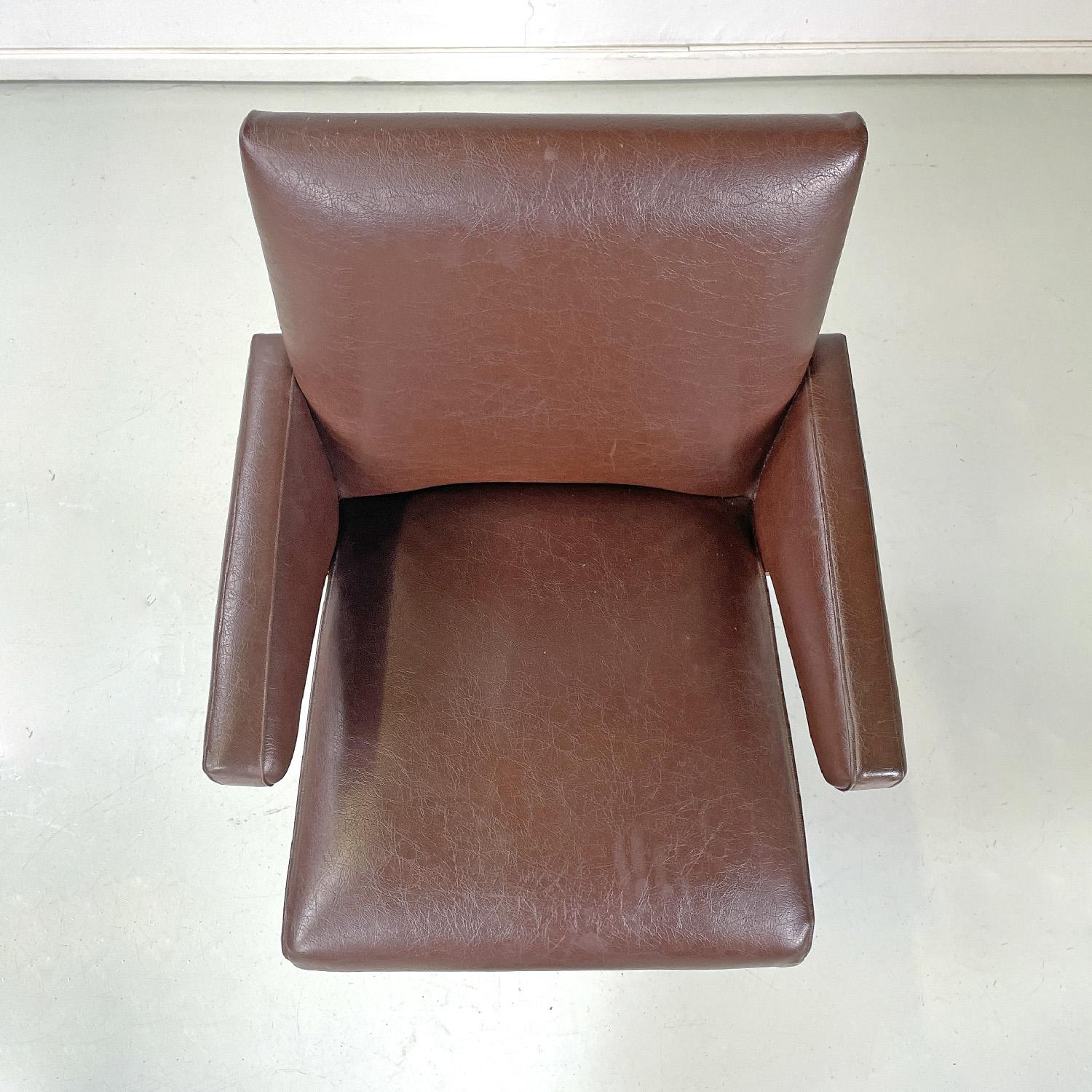 Italian mid-century modern brown leather swivel armchair with brass studs, 1950s For Sale 1