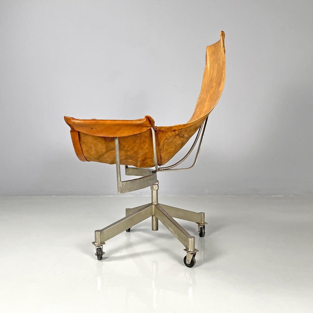 Italian mid-century modern brown leather swivel chairs with wheels, 1950s In Fair Condition For Sale In MIlano, IT