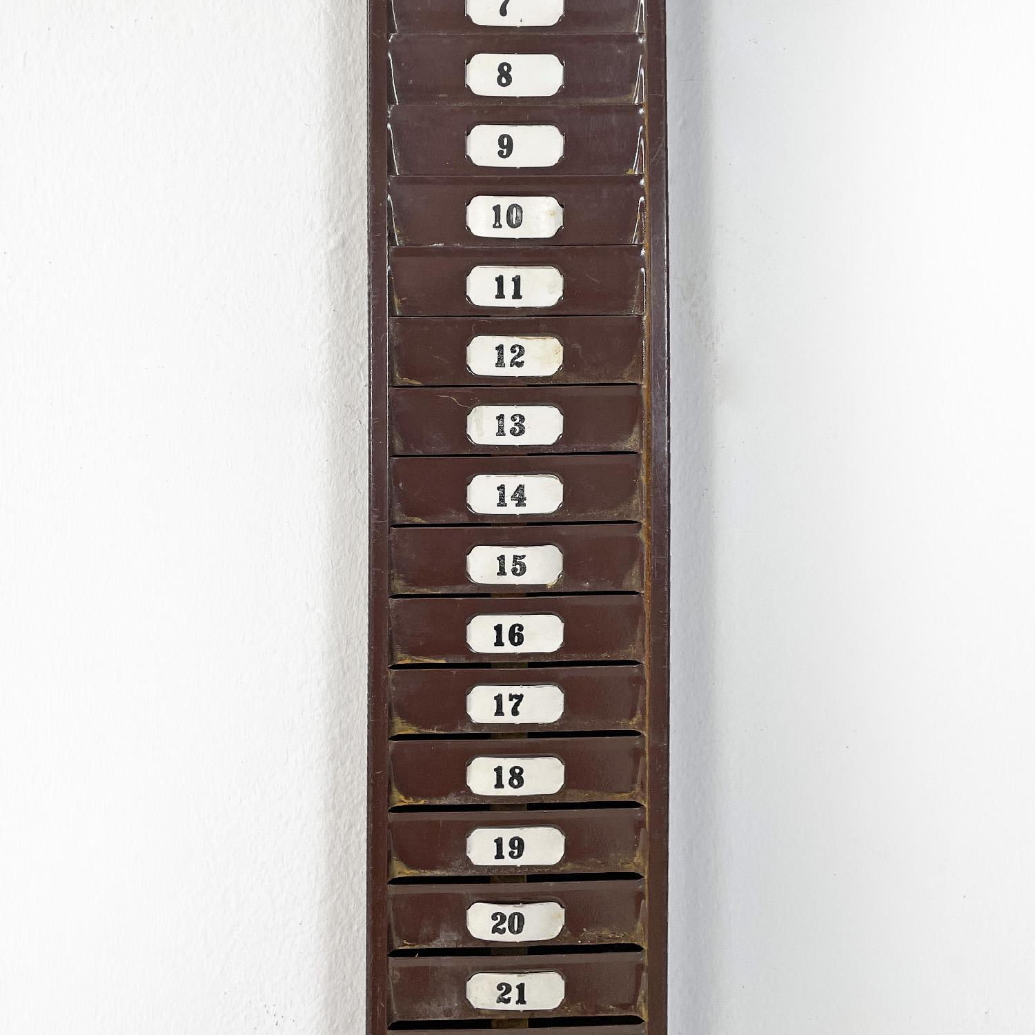 Italienisch Mitte des Jahrhunderts modernen braunen Metall Wandkartei Schrank Kartenhalter, 1960er Jahre im Zustand „Relativ gut“ im Angebot in MIlano, IT