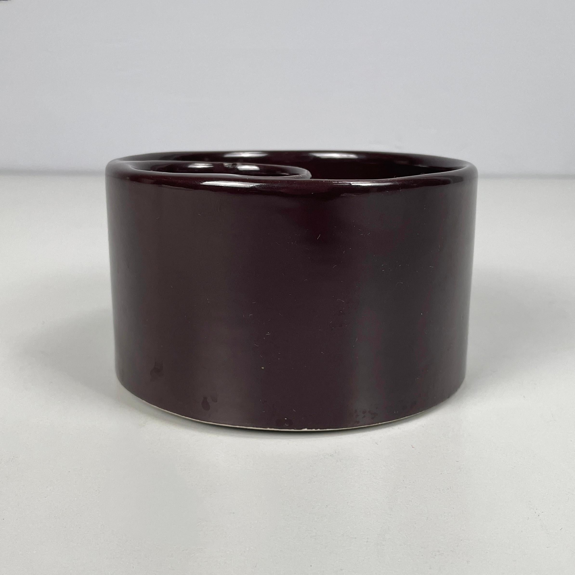 Vaso italiano di metà secolo moderno Brown di Mangiarotti per Fratelli Brambilla, anni '70
Vaso a base rotonda in ceramica marrone scuro. Sul profilo è presente uno scomparto, anch'esso di forma rotonda. Can può essere utilizzato come svuota tasche