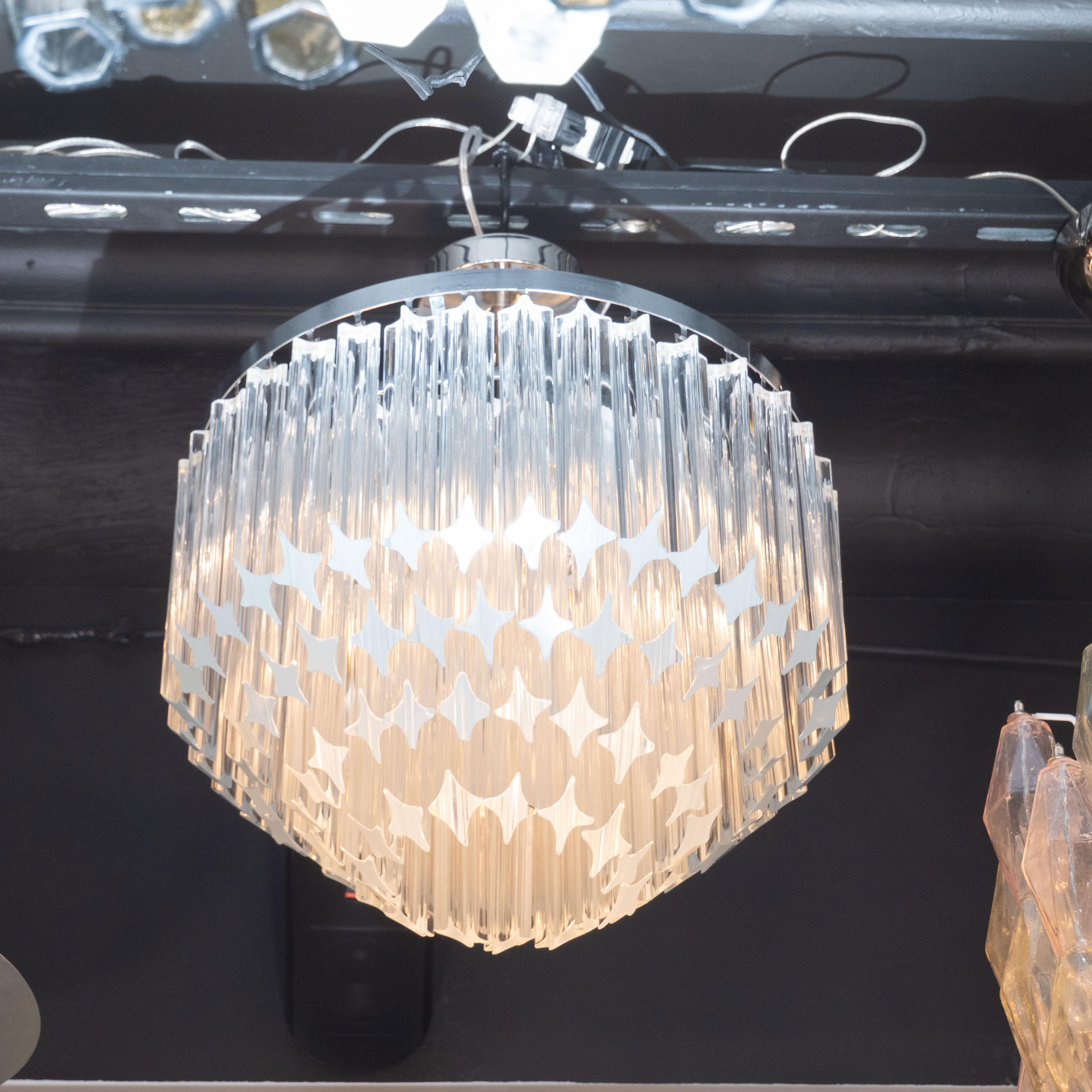 Questo raffinato lampadario è stato realizzato in Italia, intorno al 1970. Presenta un'abbondanza di cristalli di camera che pendono da forme circolari concentriche in cromo lucido. La forma geometrica dei cristalli offre un contrappunto dinamico