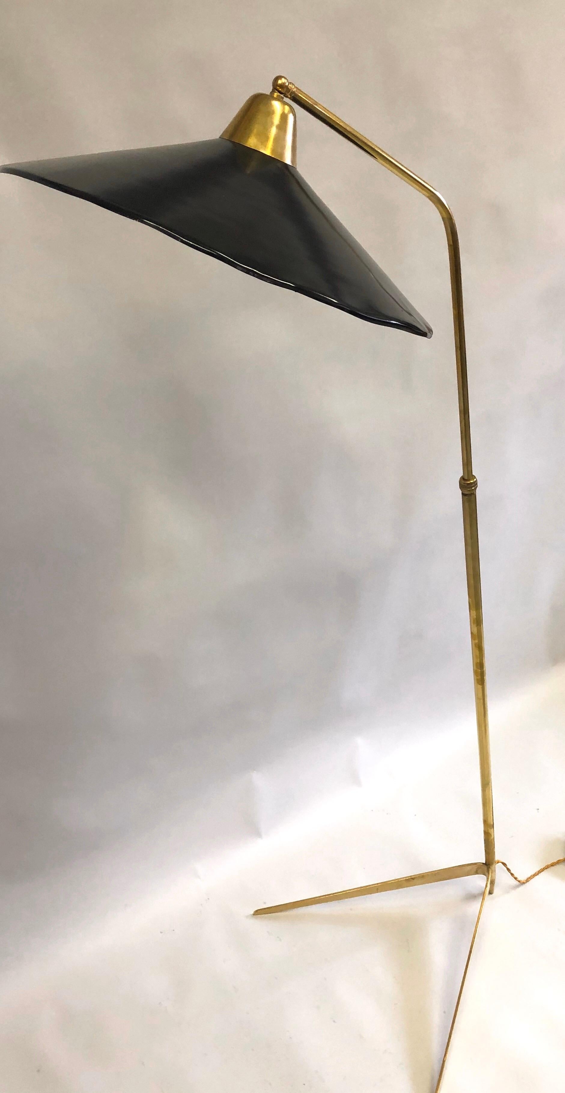 Italian Mid-Century Modern Cantilevered Brass Floor Lamp attributed to Stilnovo In Good Condition In New York, NY