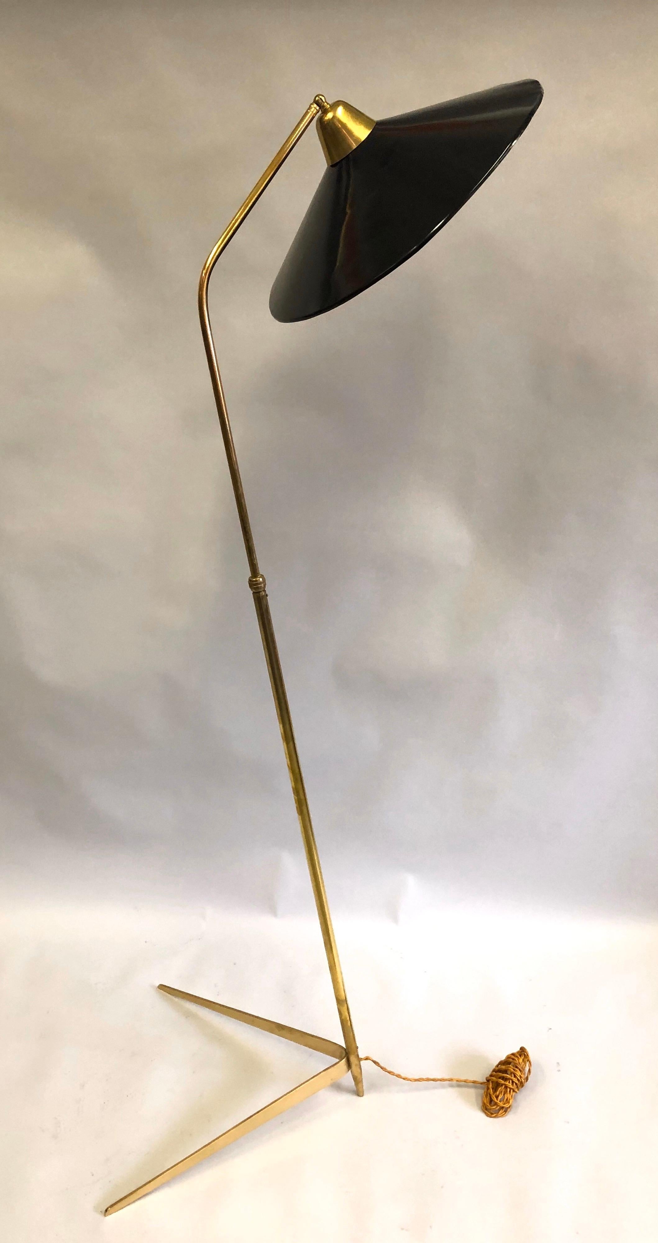 20th Century Italian Mid-Century Modern Cantilevered Brass Floor Lamp attributed to Stilnovo