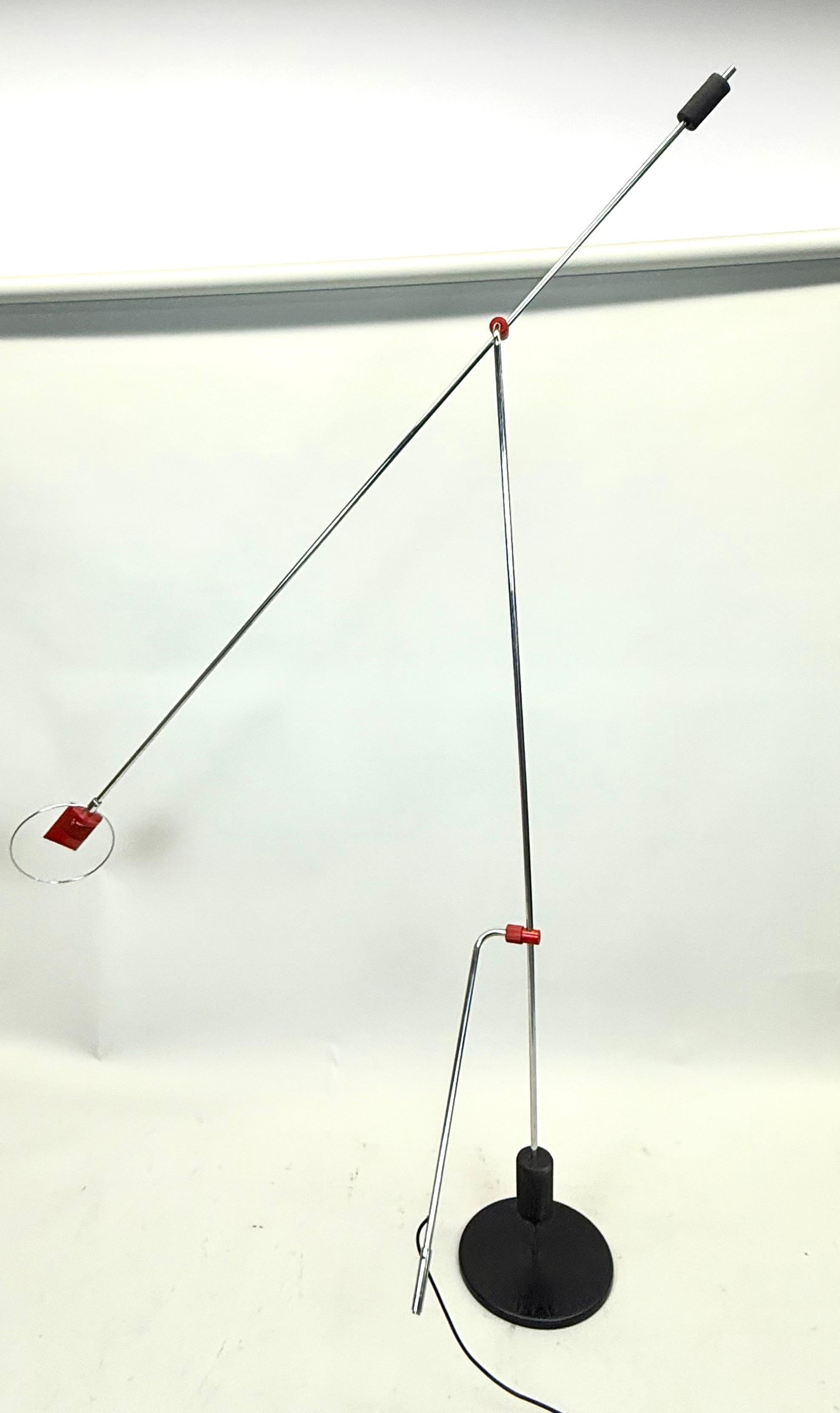 Acciaio inossidabile Lampada da terra a sbalzo e con contrappeso della metà del secolo scorso, 1975 ca. in vendita