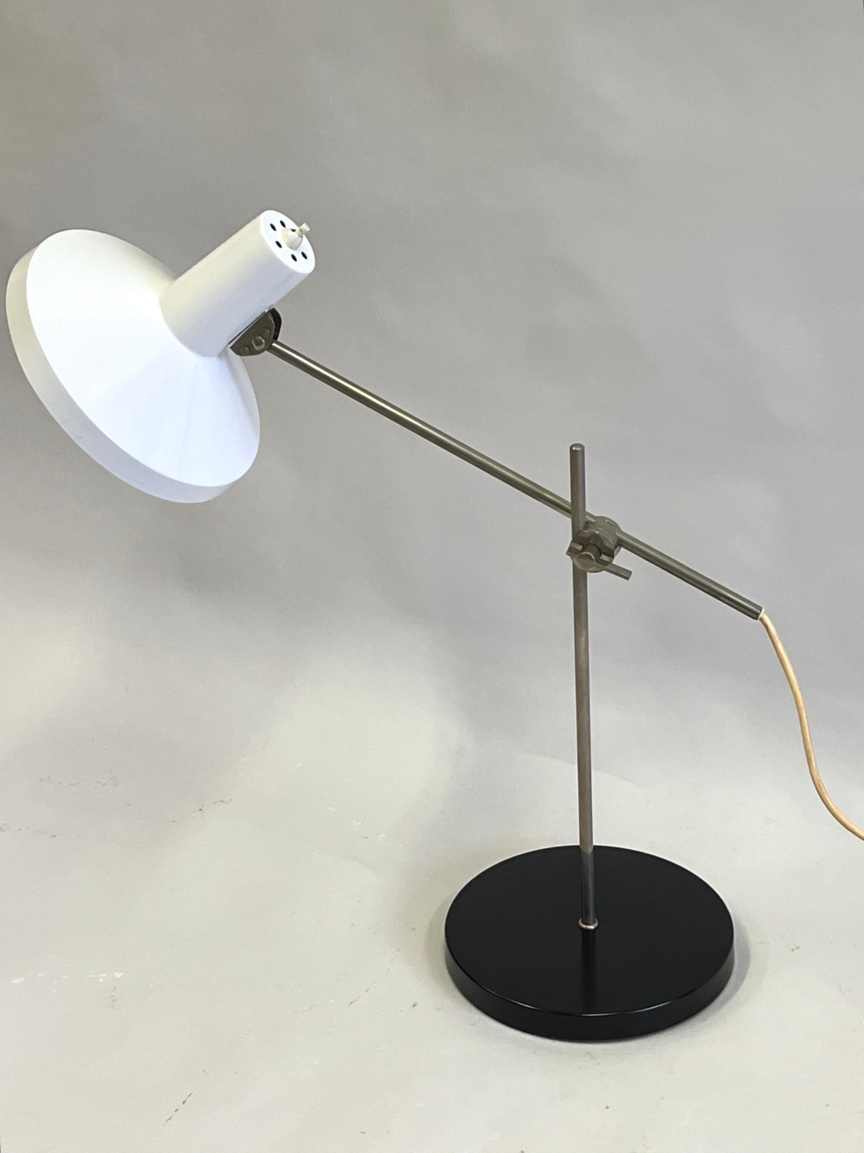 Italian Mid-Century Modern Cantilevered Table / Desk Lamp, Attr. to Arredoluce For Sale 1