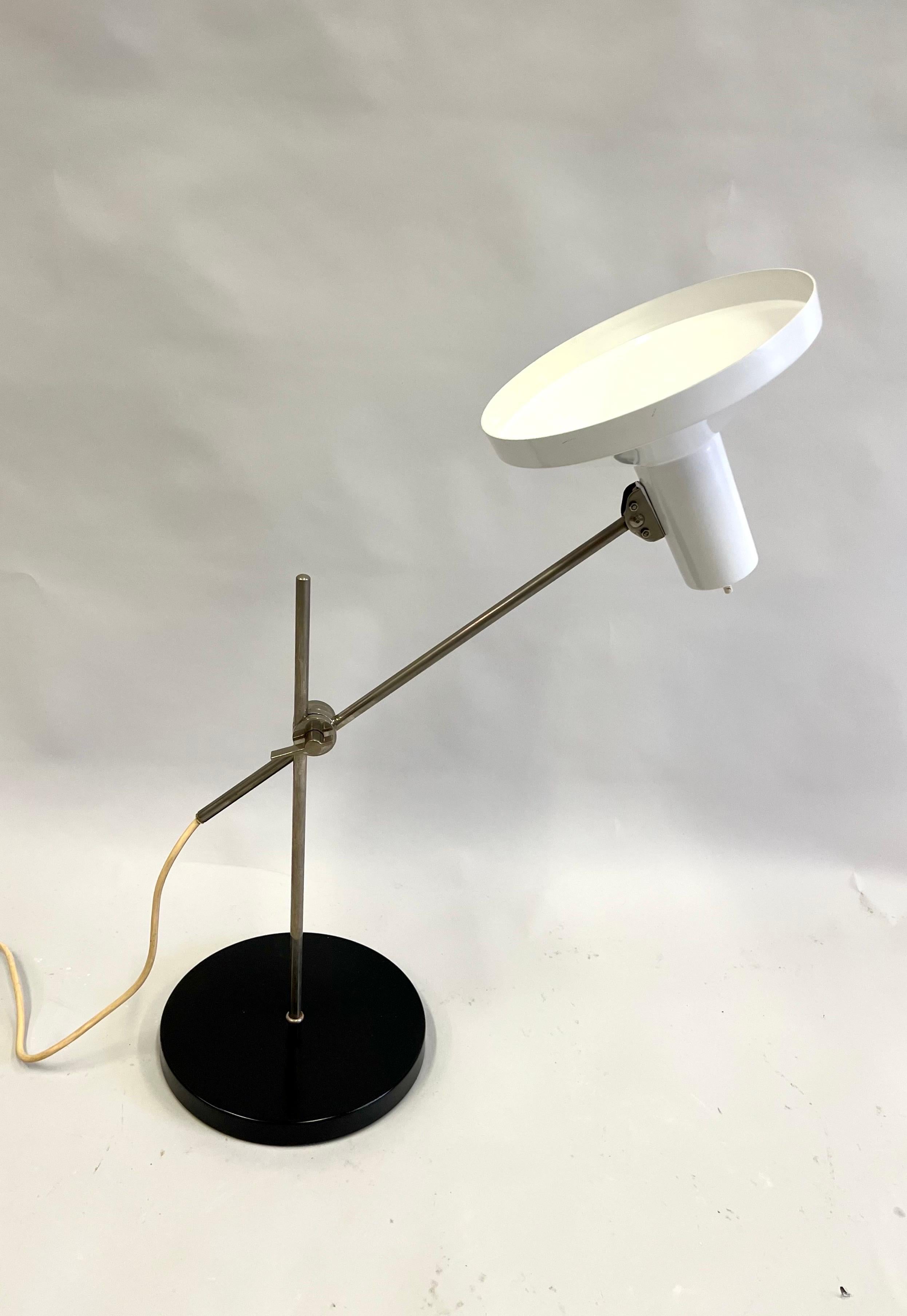 Mid-Century Modern Lampe de table / de bureau en porte-à-faux de la modernité italienne du milieu du siècle, Attr. à Arredoluce en vente