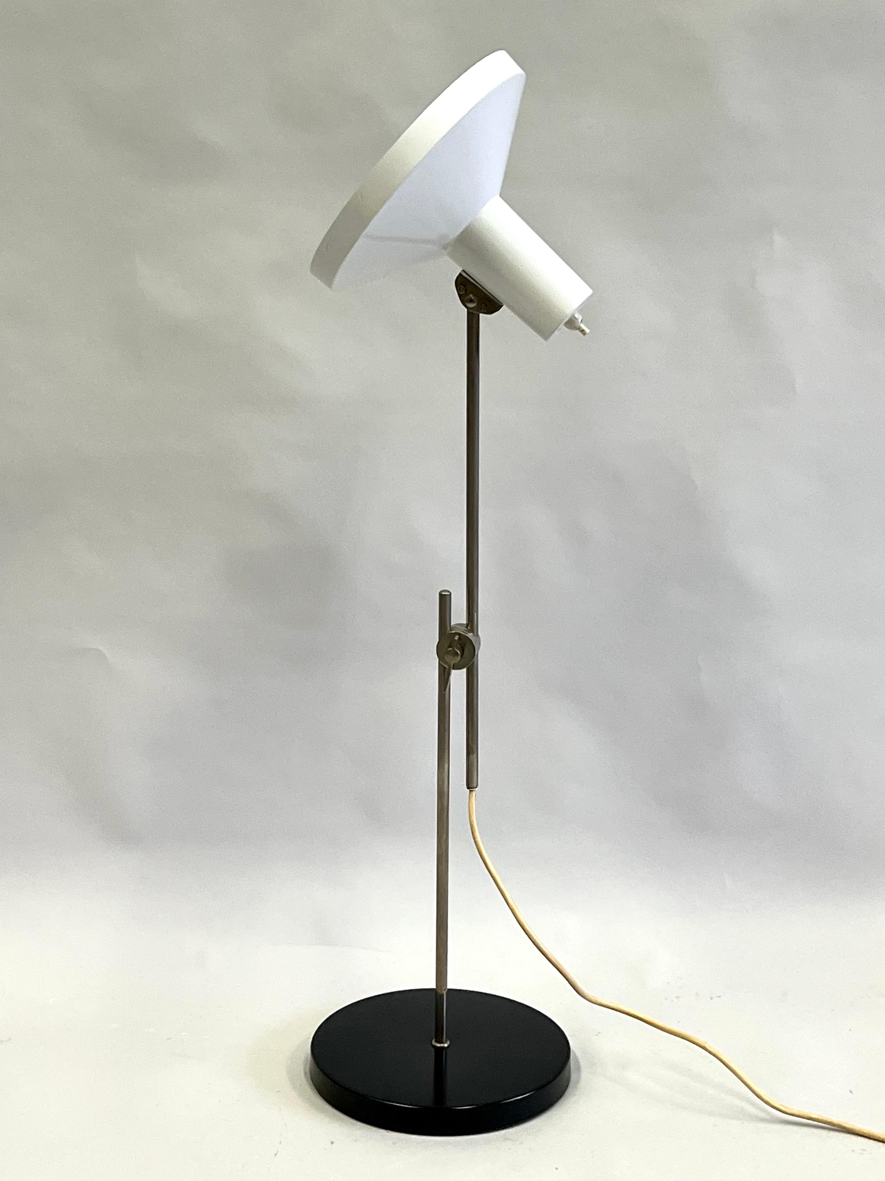 Émaillé Lampe de table / de bureau en porte-à-faux de la modernité italienne du milieu du siècle, Attr. à Arredoluce en vente