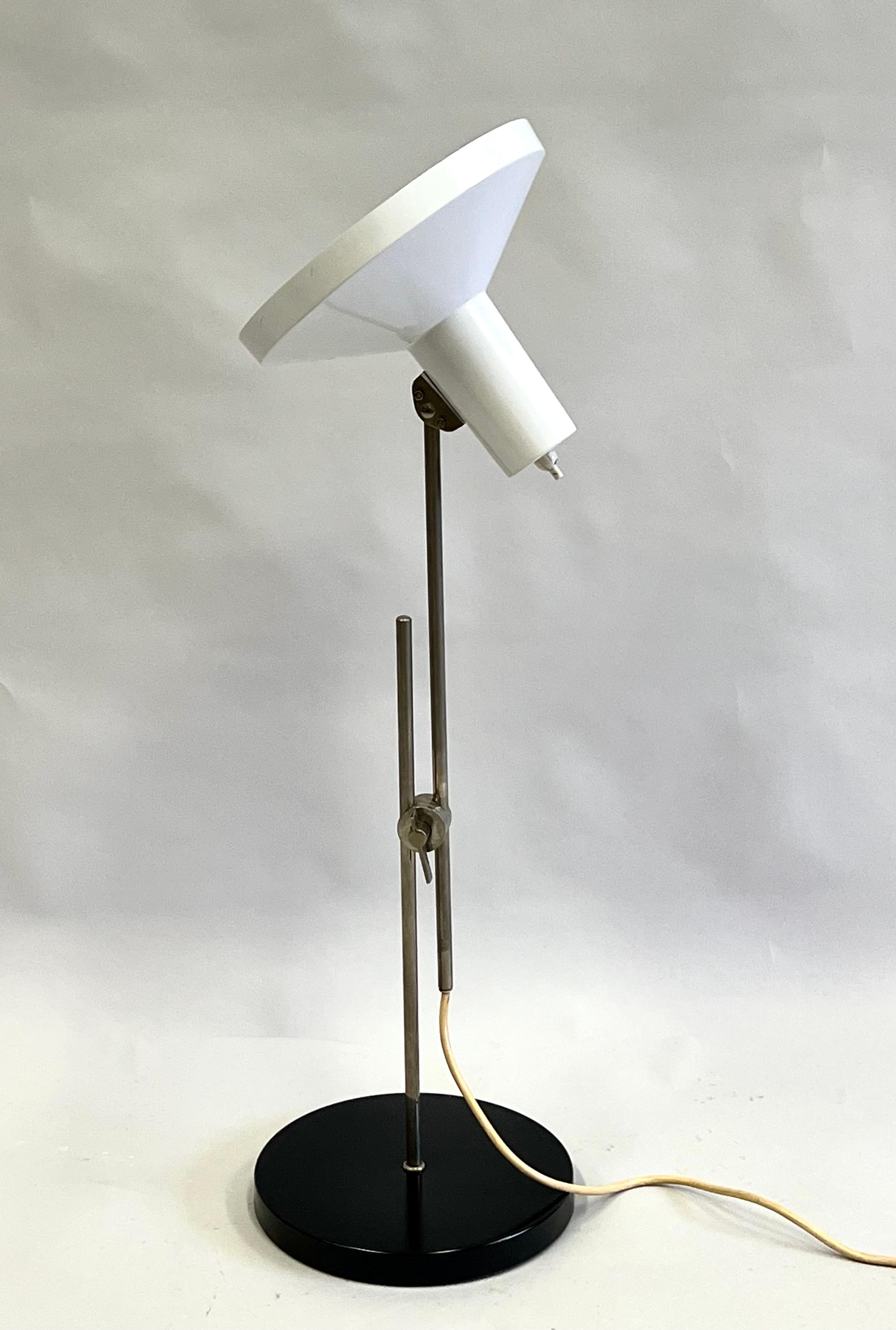 Lampe de table / de bureau en porte-à-faux de la modernité italienne du milieu du siècle, Attr. à Arredoluce Bon état - En vente à New York, NY