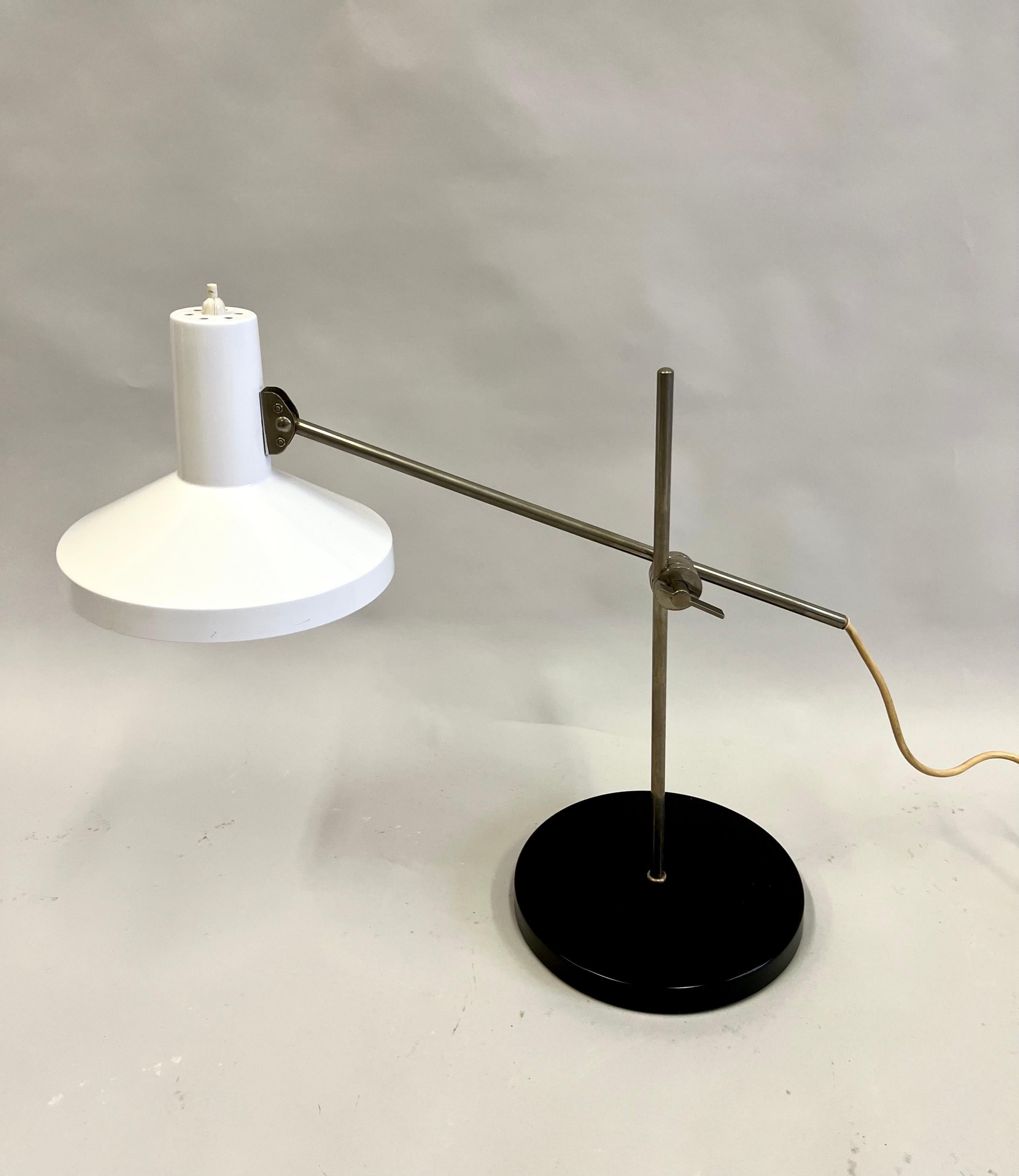 Enameled Italian Mid-Century Modern Cantilevered Table / Desk Lamp, Attr. to Arredoluce For Sale