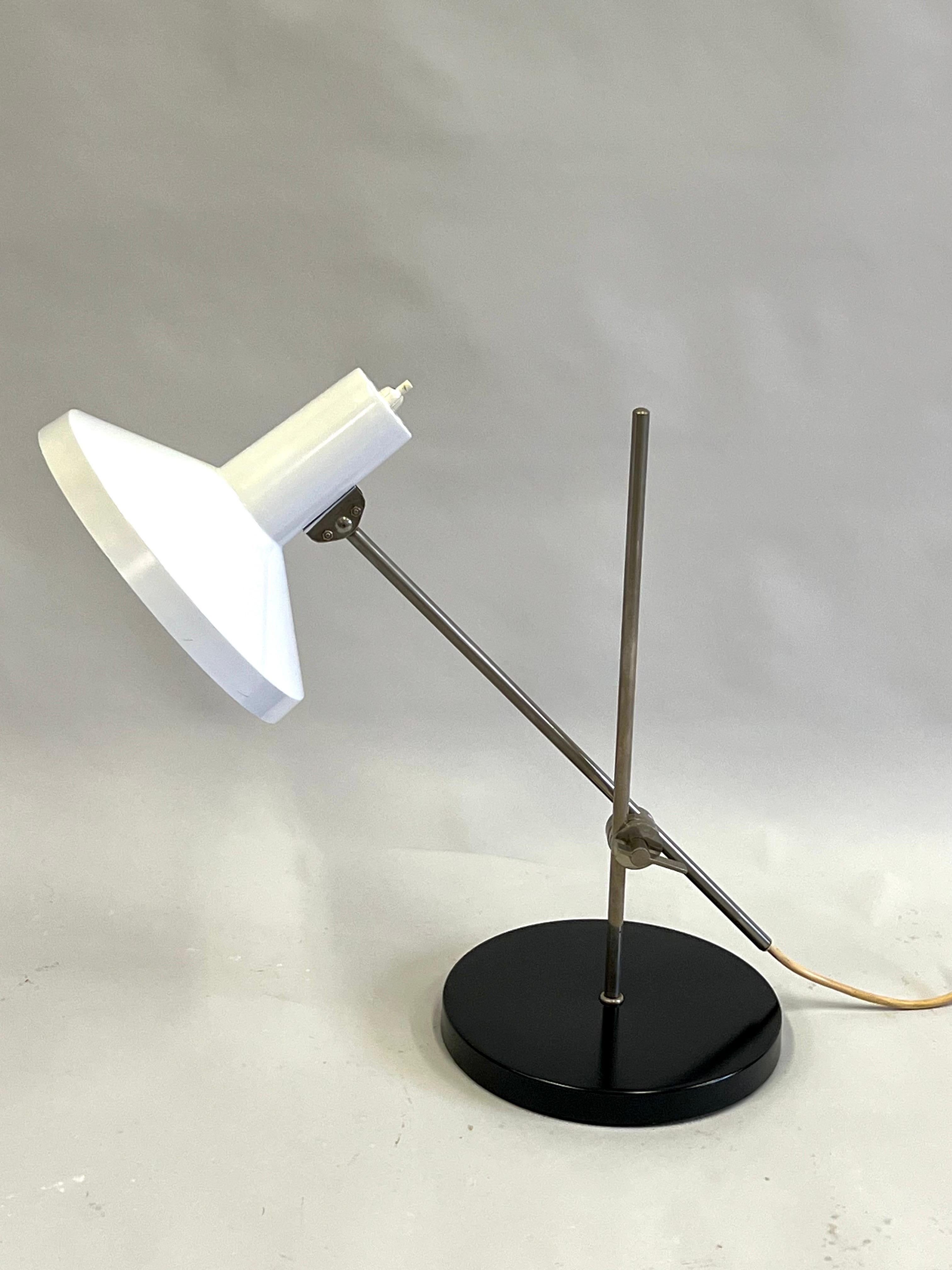 Italian Mid-Century Modern Cantilevered Table / Desk Lamp, Attr. to Arredoluce In Good Condition For Sale In New York, NY