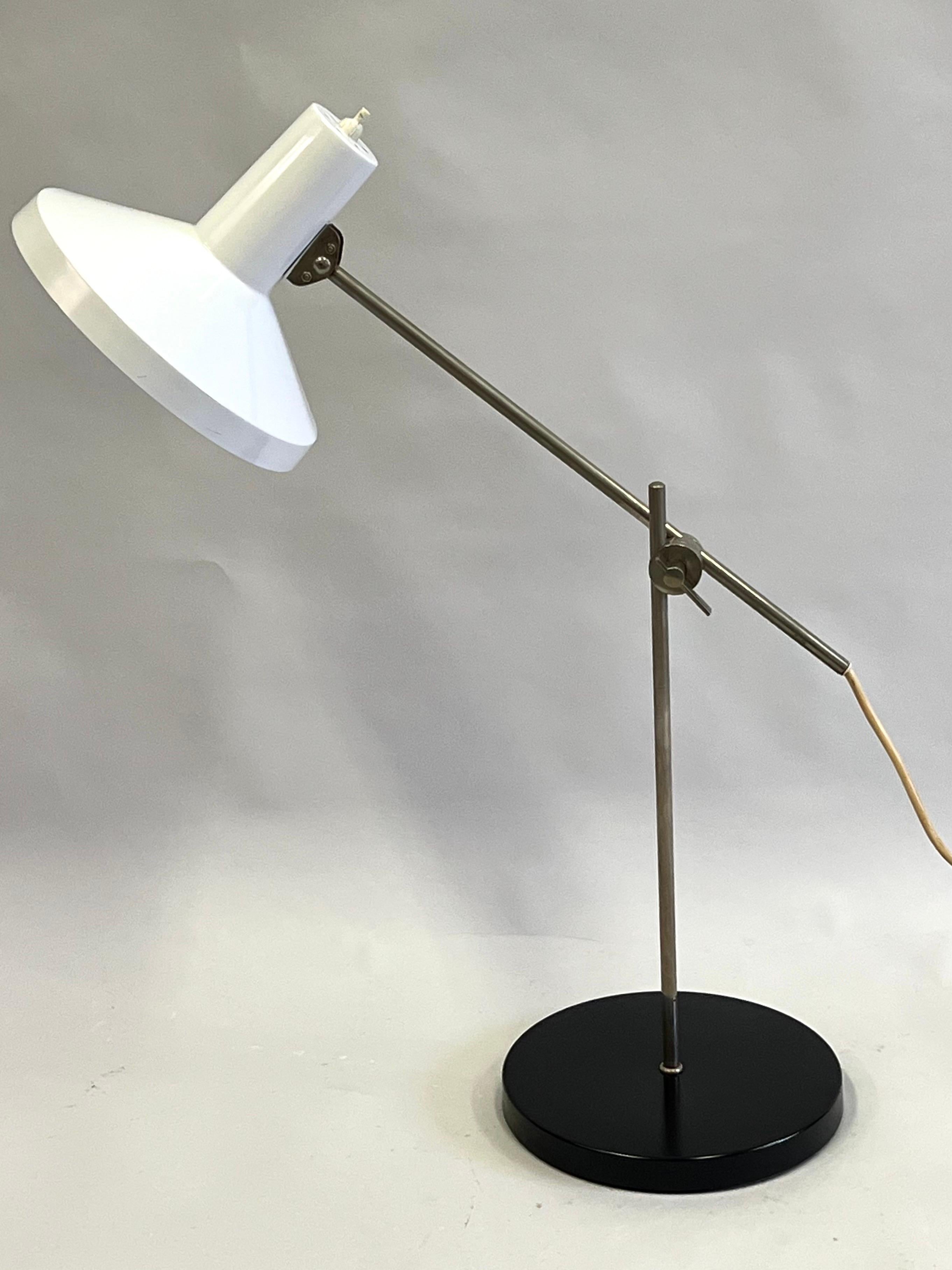 Metal Italian Mid-Century Modern Cantilevered Table / Desk Lamp, Attr. to Arredoluce For Sale