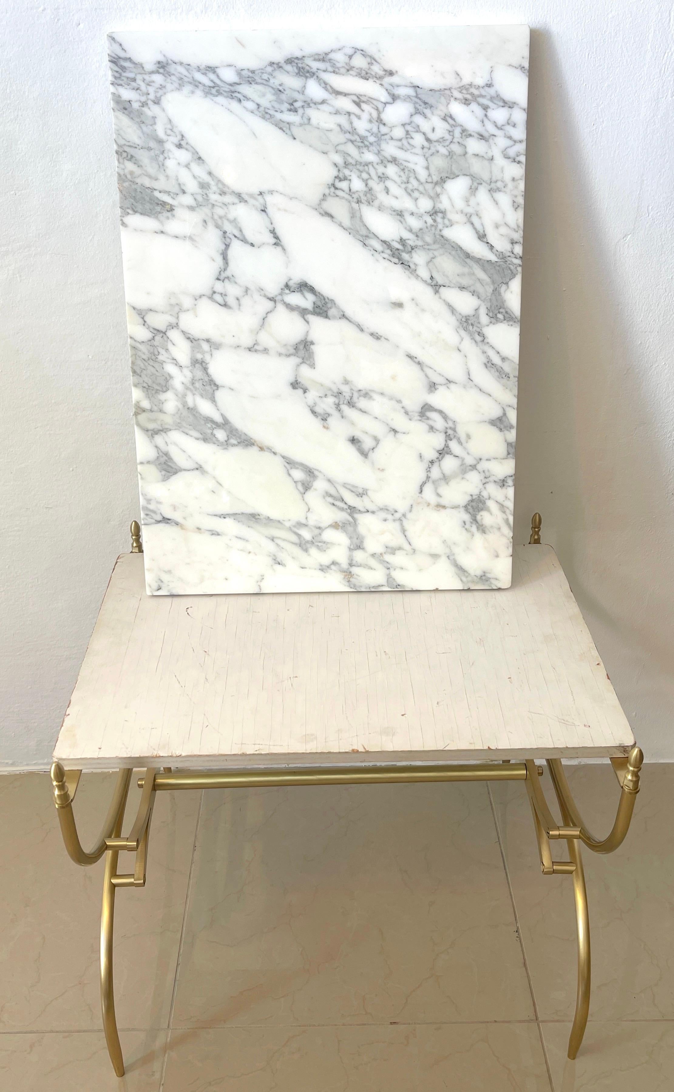 Table basse/table d'appoint italienne moderne du milieu du siècle dernier en marbre de Carrare et laiton en vente 4