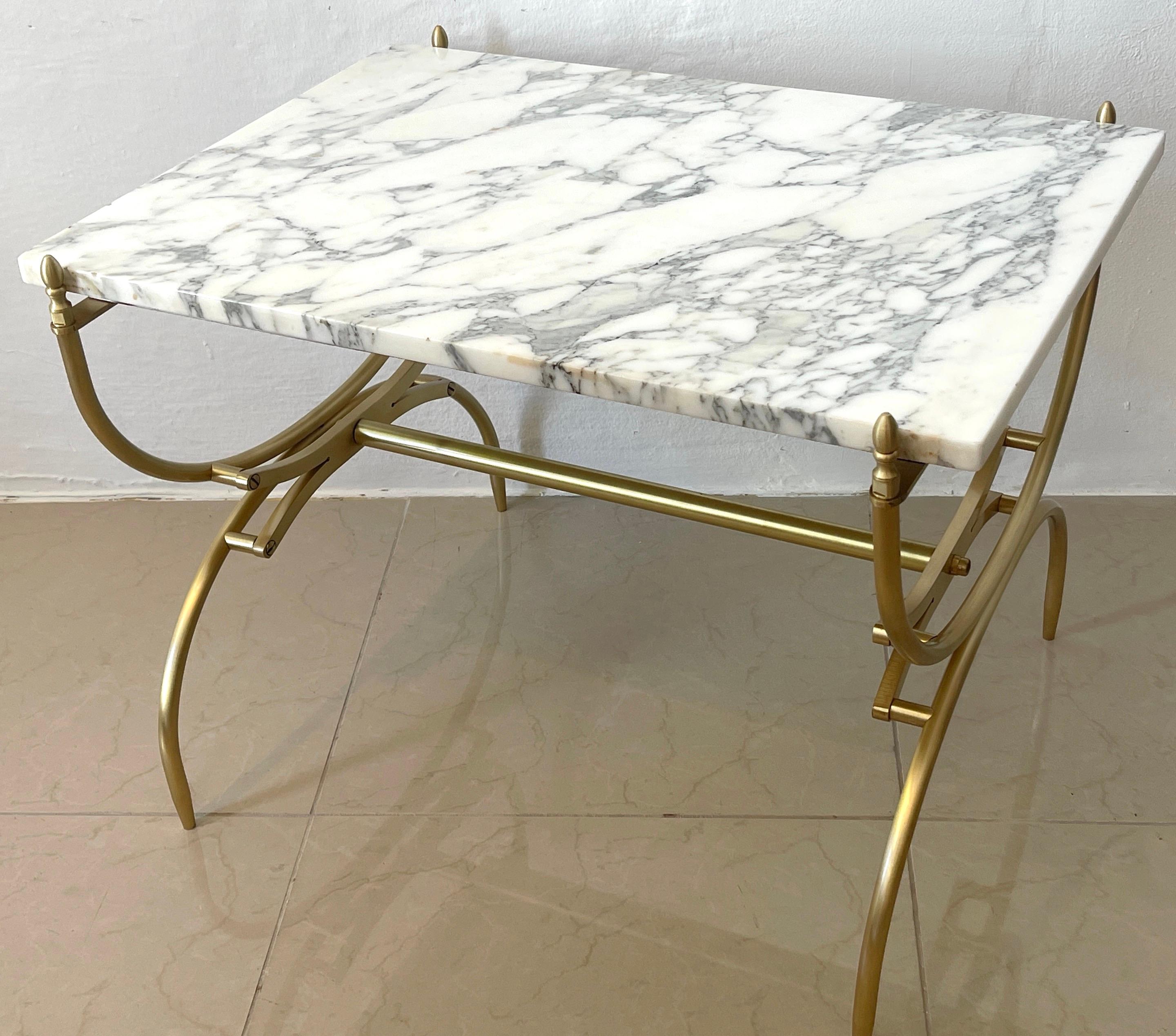 Table basse/table d'appoint italienne moderne du milieu du siècle dernier en marbre de Carrare et laiton Bon état - En vente à West Palm Beach, FL