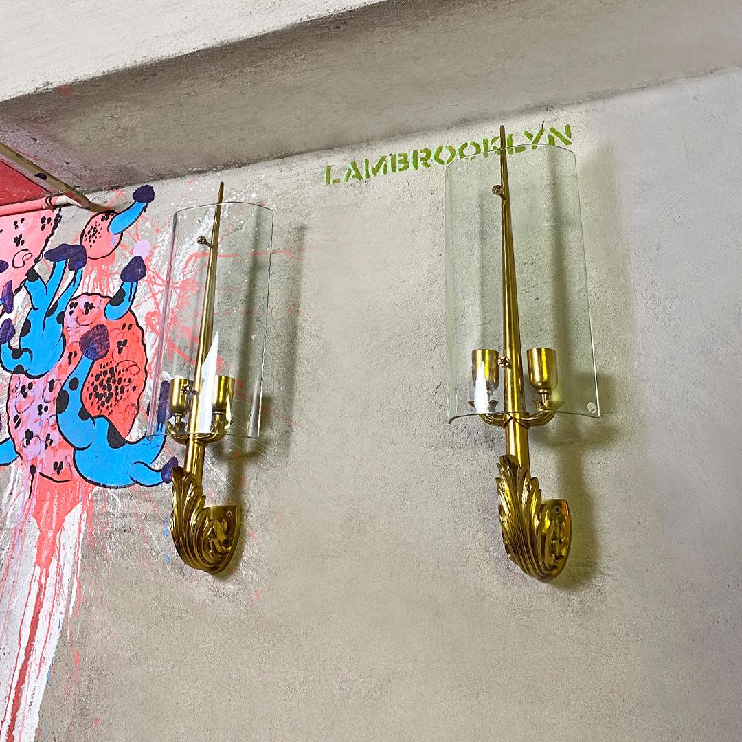 Italian Mid-Century Modern Cast Brass and Crystal Pair of Appliques, 1960s In Good Condition For Sale In MIlano, IT