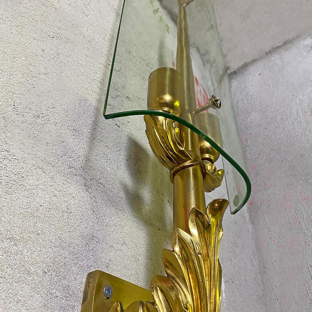 Coppia di applique in ottone fuso e cristallo, 1960 in vendita 1