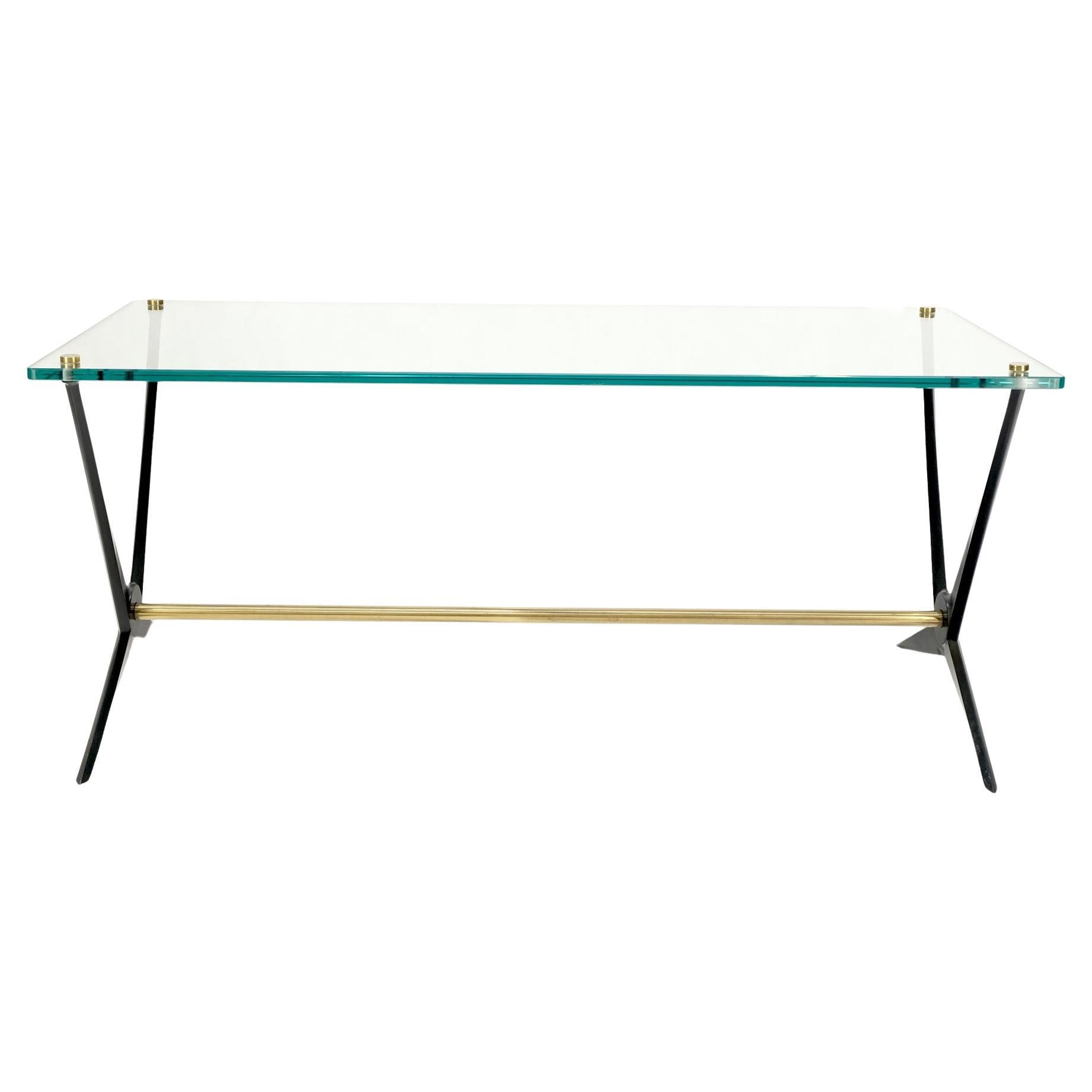 Table basse rectangulaire italienne moderne du milieu du siècle dernier en métal moulé et base en laiton avec verre 