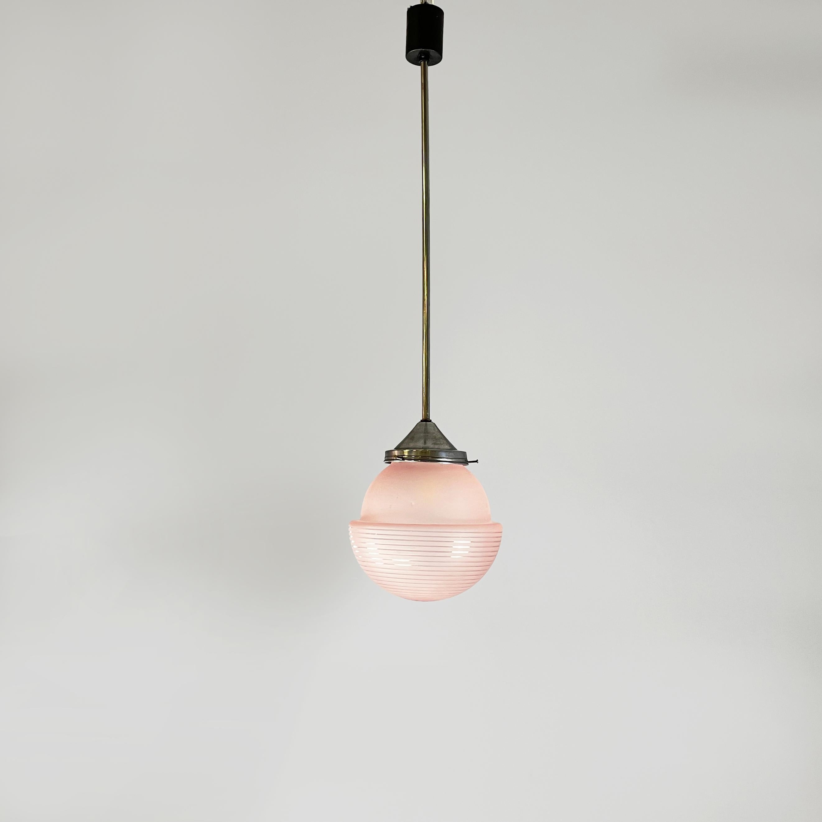 Italian mid-century modern Ceiling lamp in pink glass and metal, 1940s
Ceiling lamp with spherical cantilevered diffuser in pink satin glass with decorations of concentric circles in pink glass. The metal structure of the chandelier is composed of a