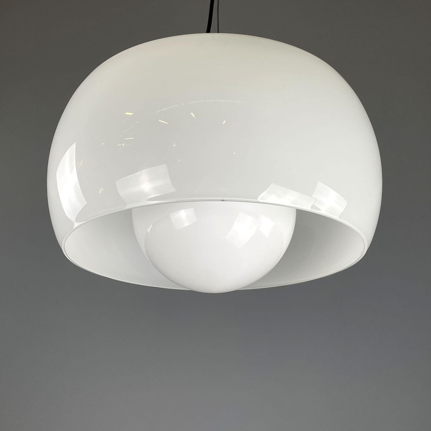 Italian mid-century modern ceiling lamp Omega Vico Magistretti Artemide, 1960s In Good Condition For Sale In MIlano, IT