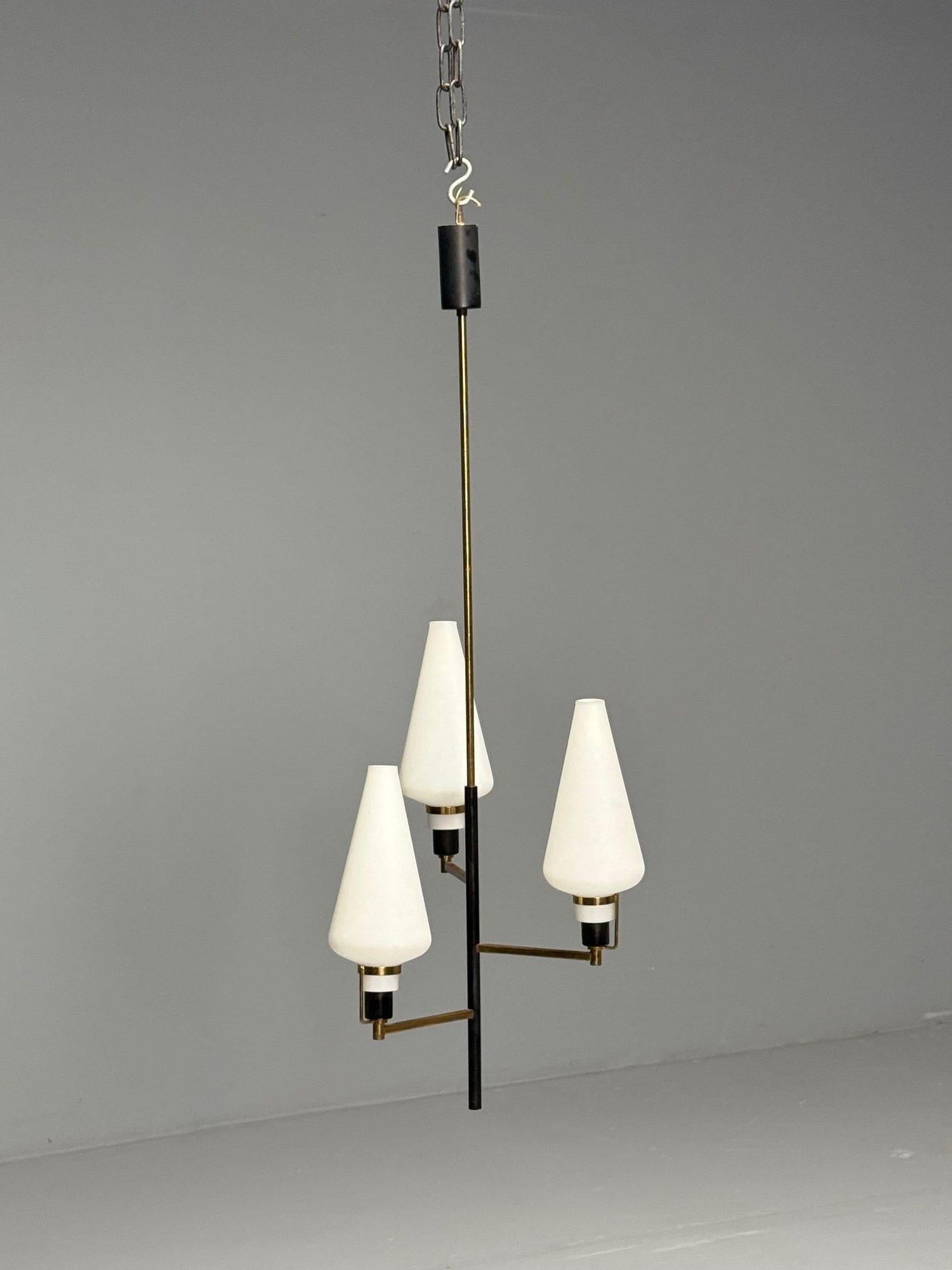 Ciondolo o lampadario da soffitto, ottone patinato, vetro opalino, italiano, metà del secolo scorso

Questa accattivante plafoniera o sospensione modernista, progettata e prodotta in Italia a metà del XX secolo, mostra una straordinaria combinazione