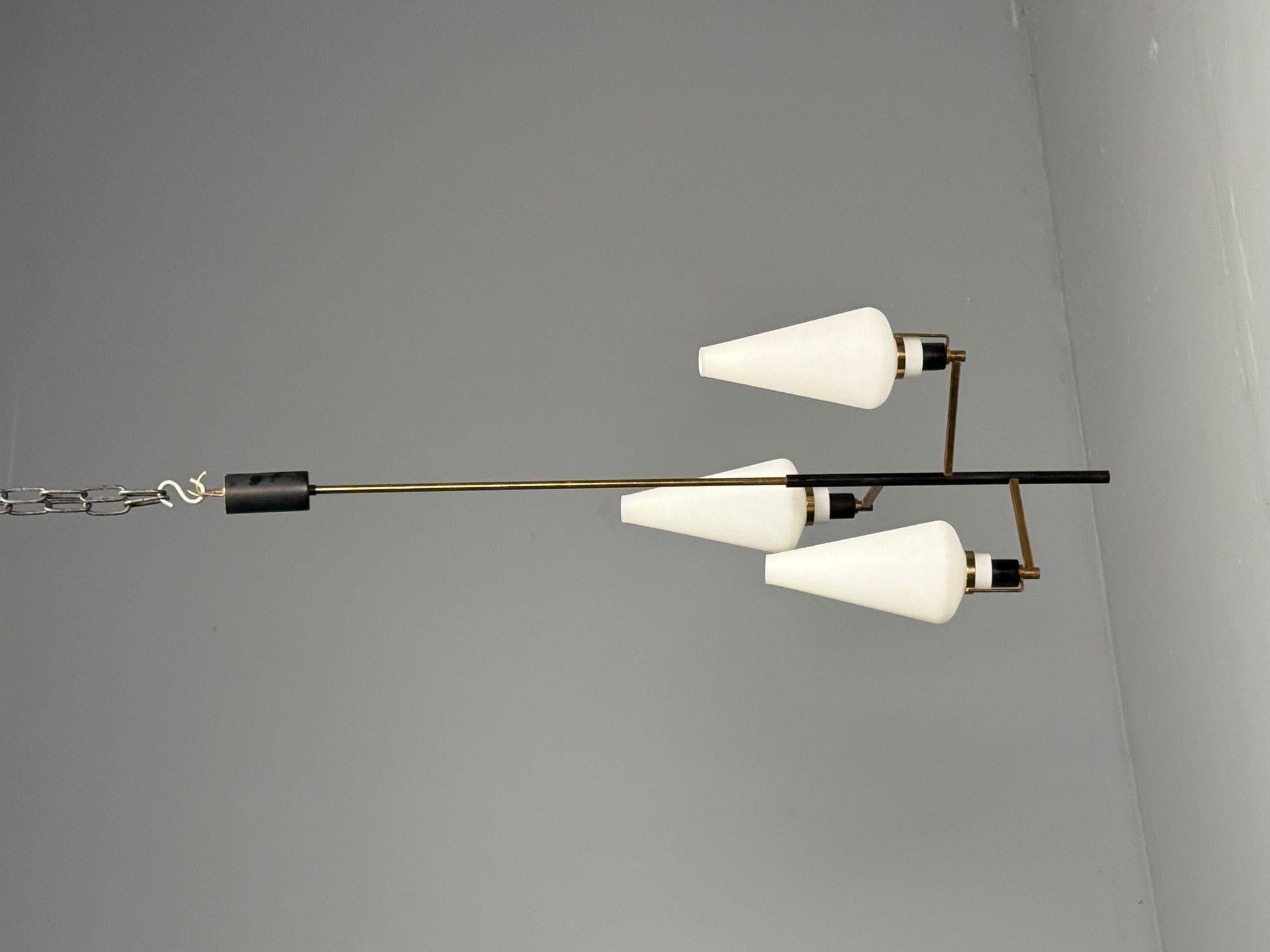 Ciondolo o lampadario da soffitto, ottone patinato, vetro opalino, italiano, metà del secolo scorso

Questa accattivante plafoniera o sospensione modernista, progettata e prodotta in Italia a metà del XX secolo, mostra una straordinaria combinazione