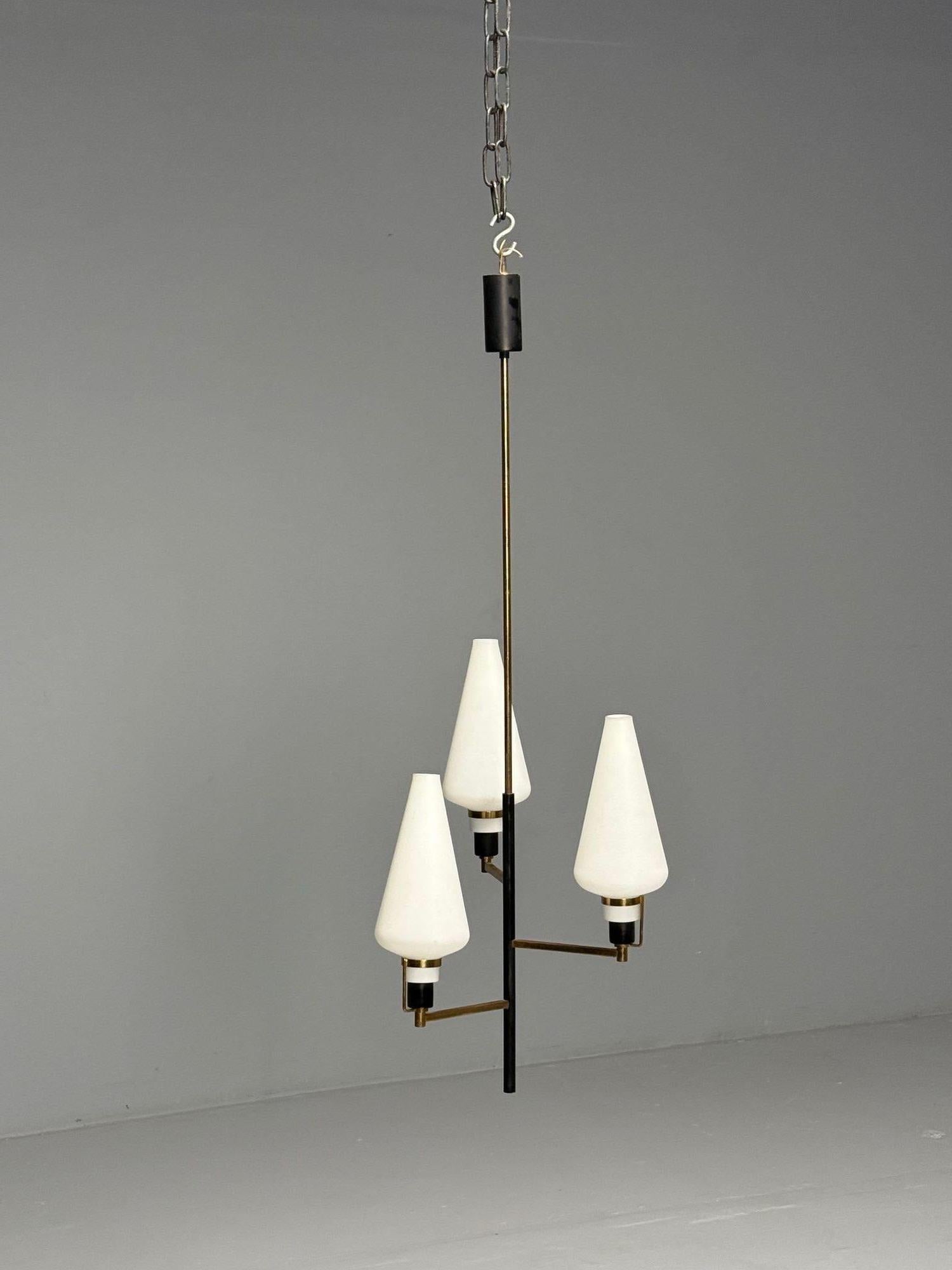 Mid-Century moderno Ciondolo da soffitto, ottone, vetro opalino, Italia, anni '50 in vendita