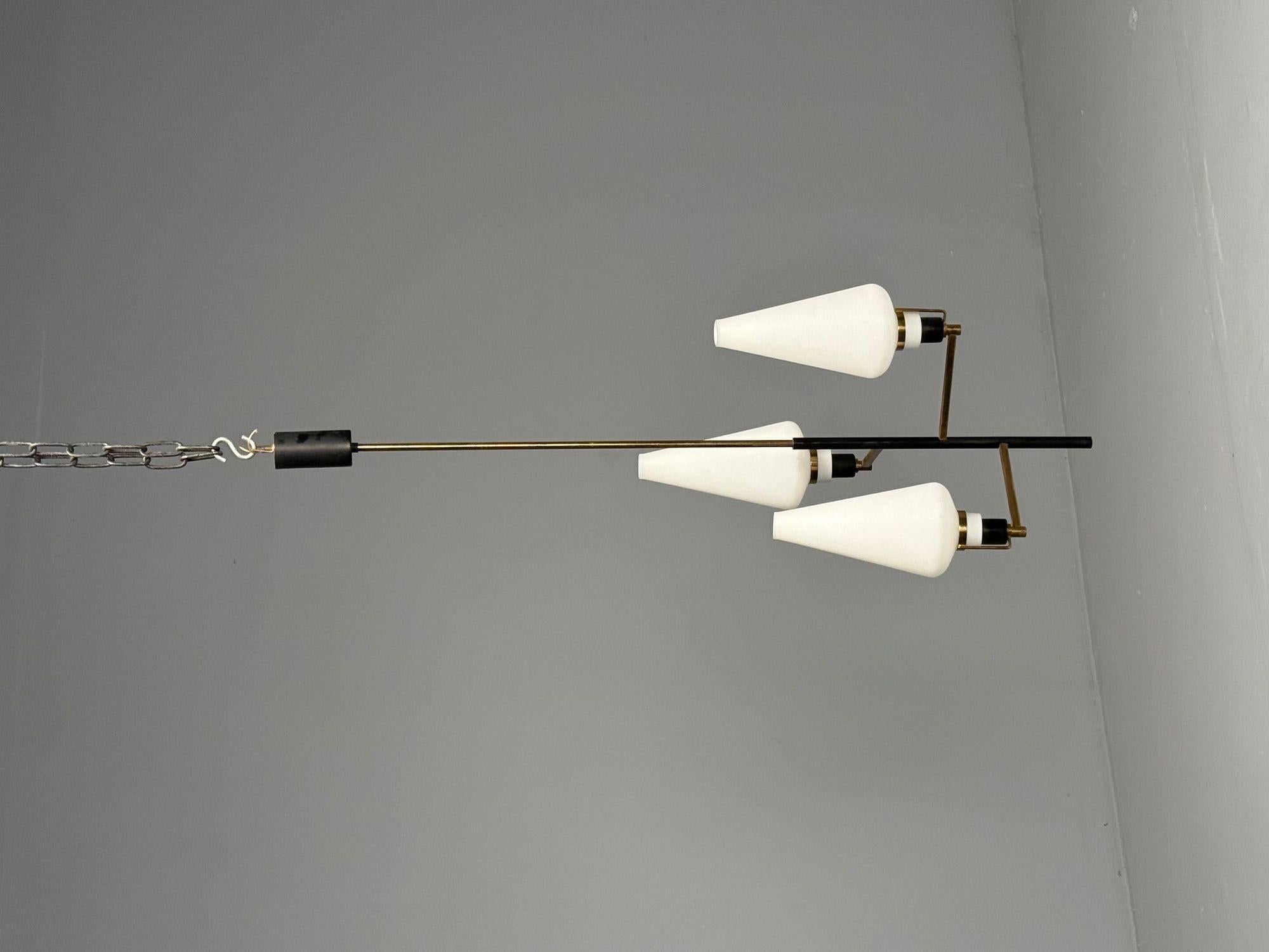 Mid-Century moderno Ciondolo da soffitto, ottone, vetro opalino, Italia, anni '50 in vendita