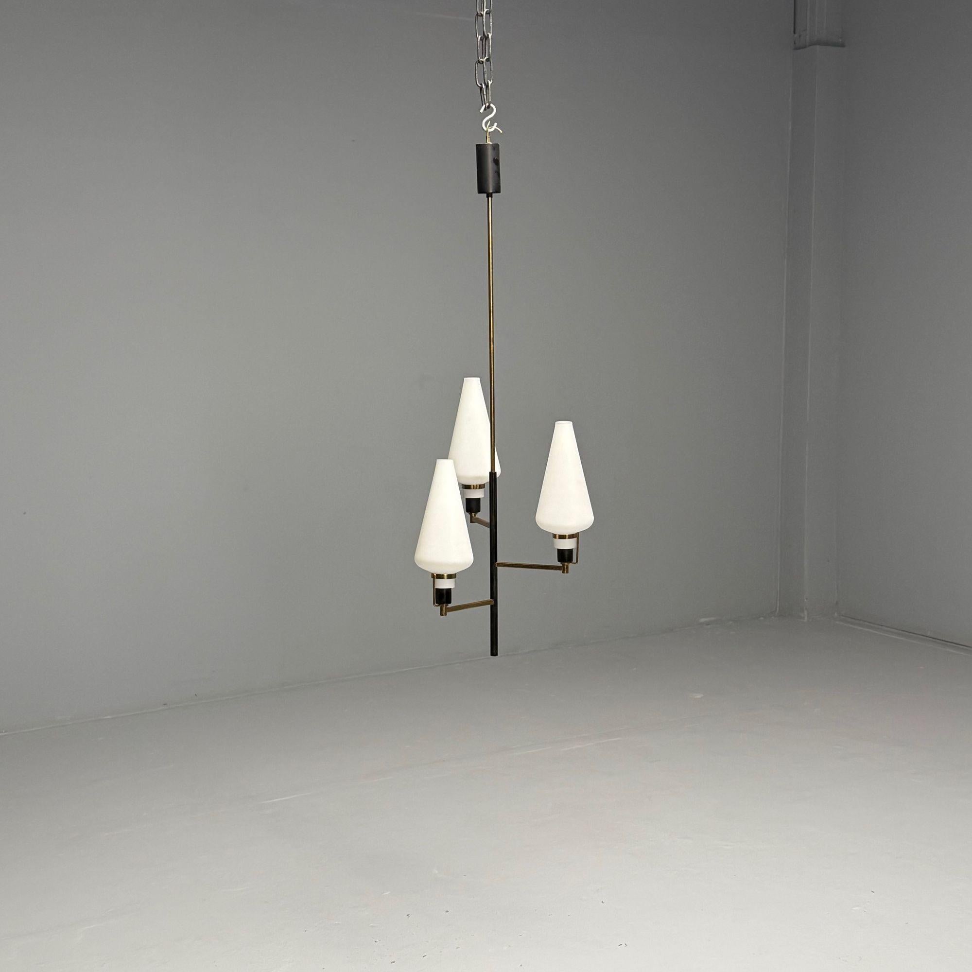 Italiano Ciondolo da soffitto, ottone, vetro opalino, Italia, anni '50 in vendita