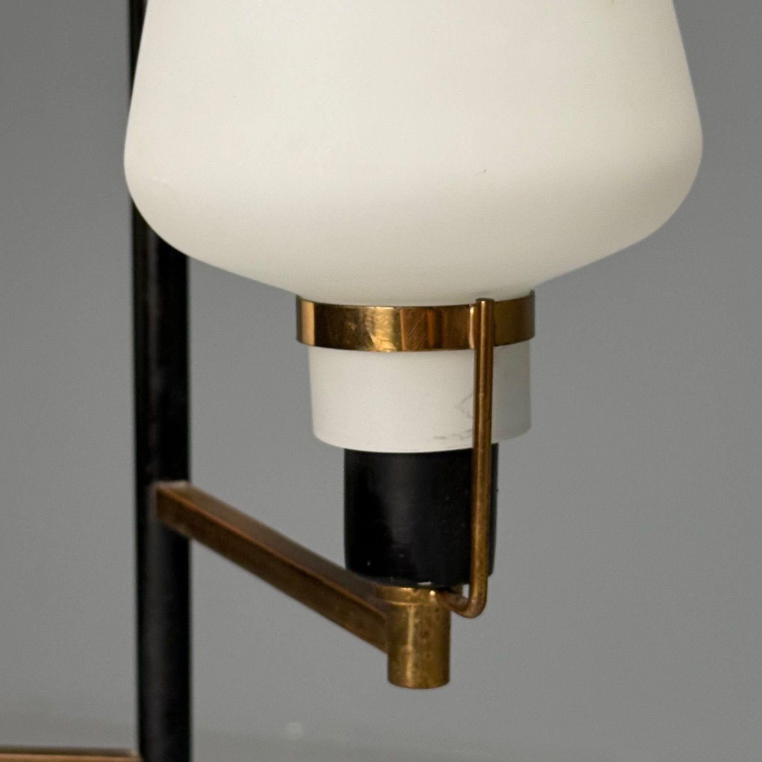 Metà XX secolo Ciondolo da soffitto, ottone, vetro opalino, Italia, anni '50 in vendita