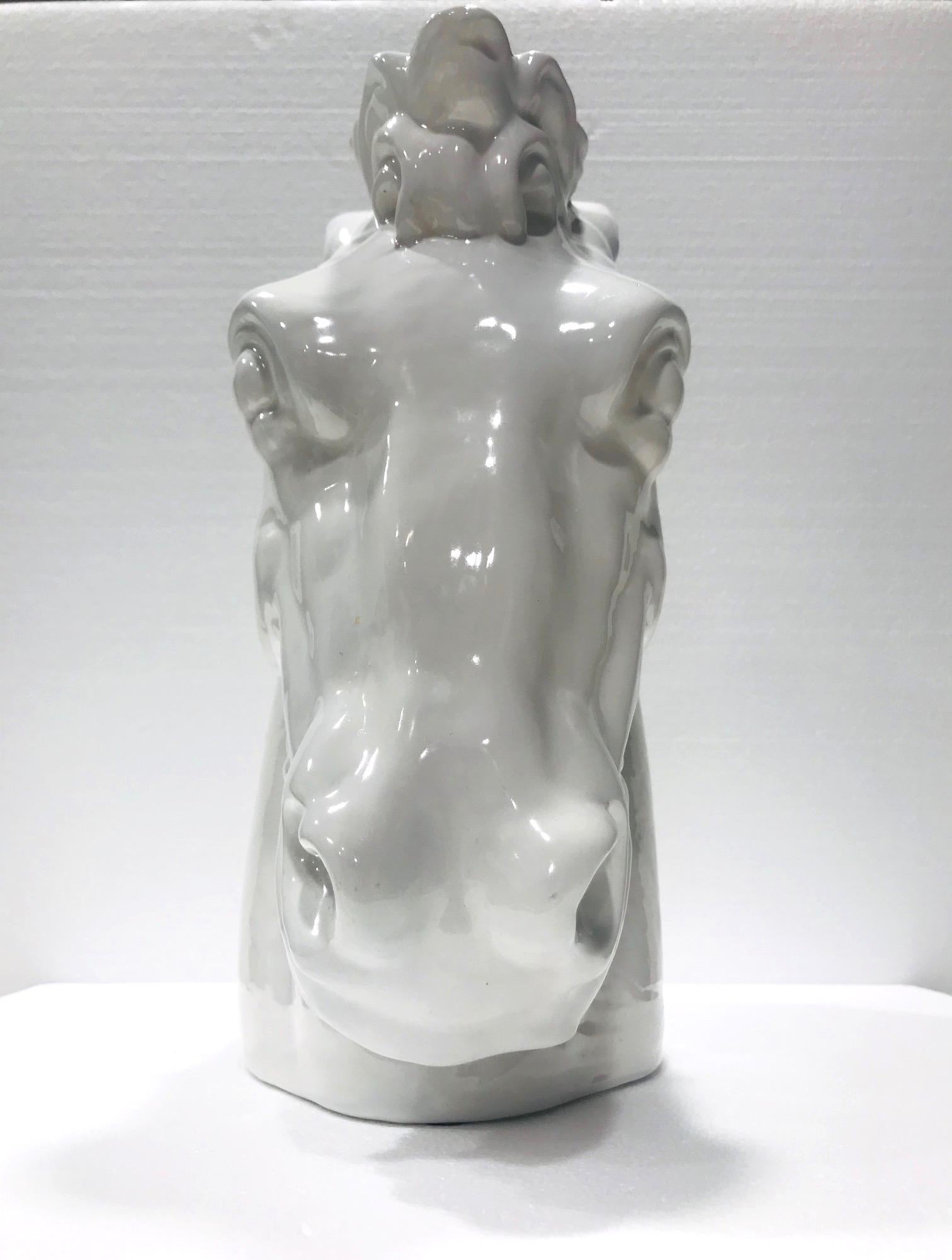 Vernissé Vase et sculpture en céramique Art Déco en forme de tête de cheval en glaçure blanche